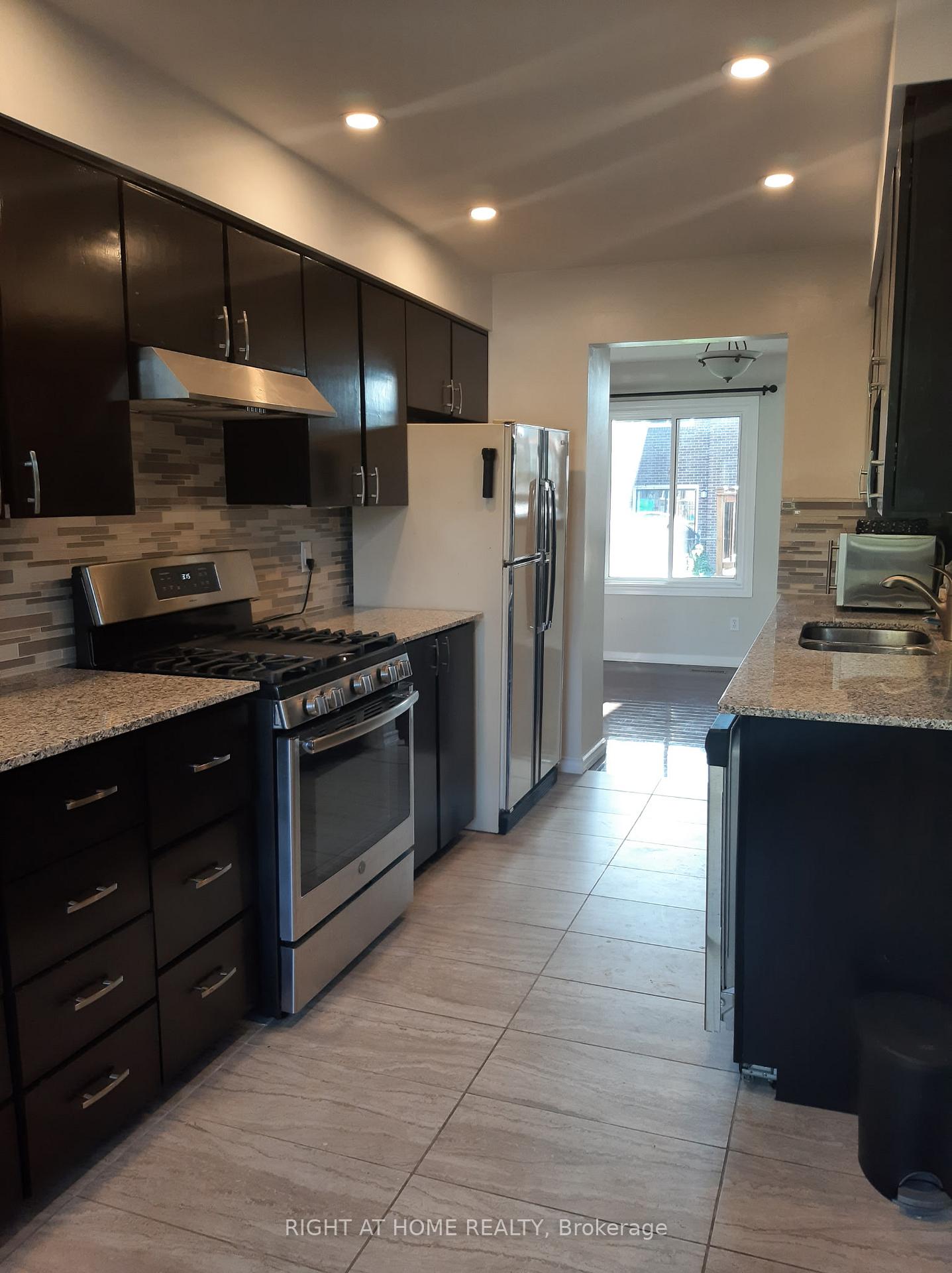 Photo 4 of 39 Hockley Path, Brampton, Madoc — HOMEH
