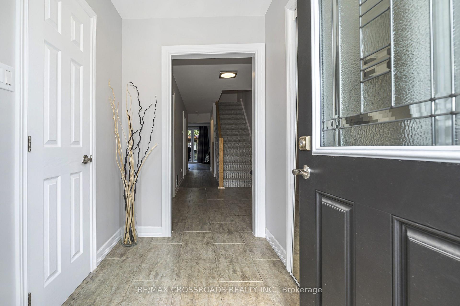 Photo 2 of 655 Dodsworth Crescent, Mississauga, Applewood — HOMEH