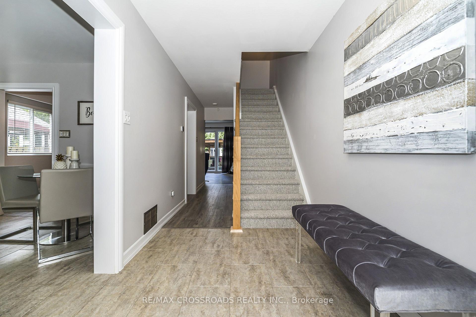 Photo 4 of 655 Dodsworth Crescent, Mississauga, Applewood — HOMEH