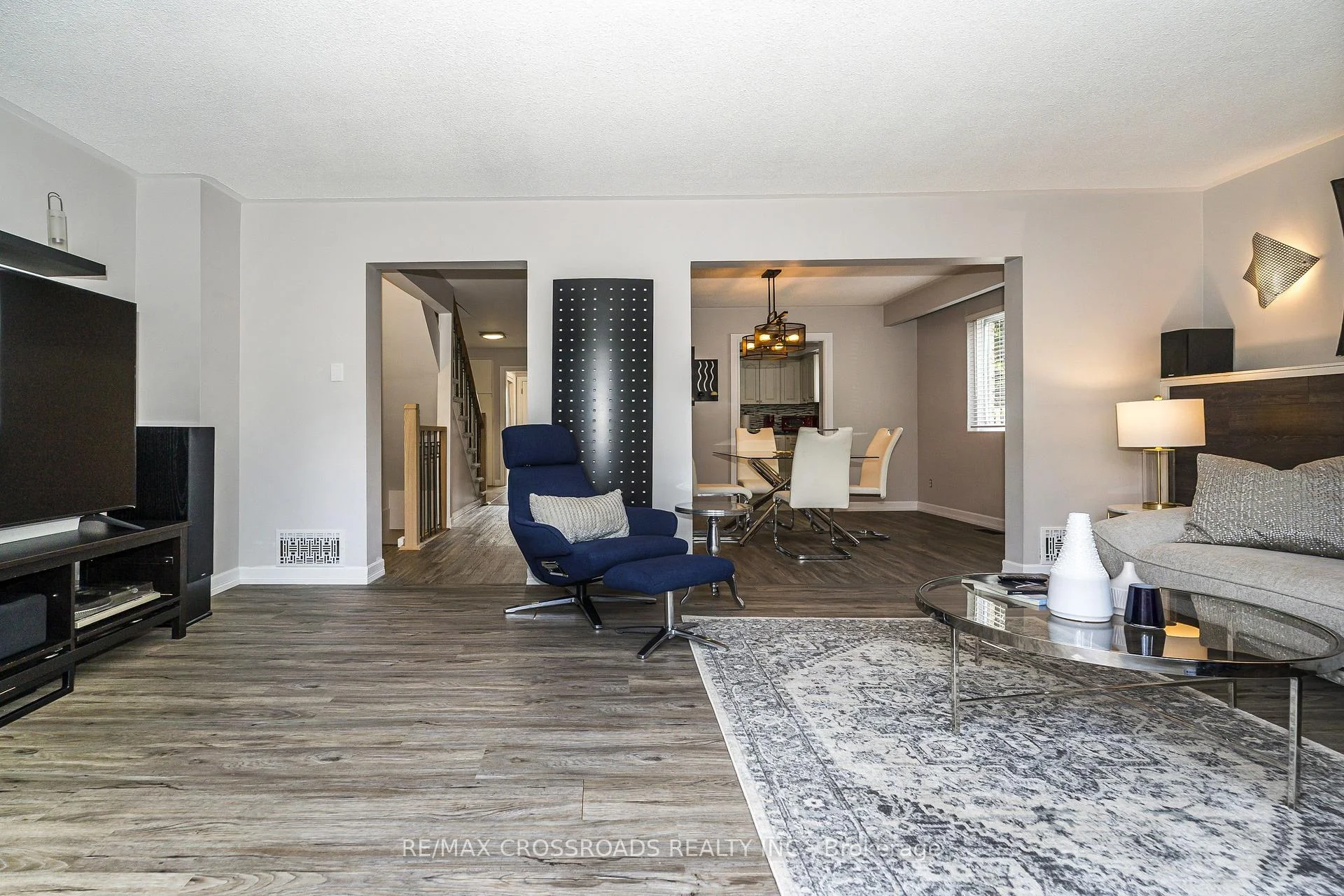 Photo 5 of 655 Dodsworth Crescent, Mississauga, Applewood — HOMEH