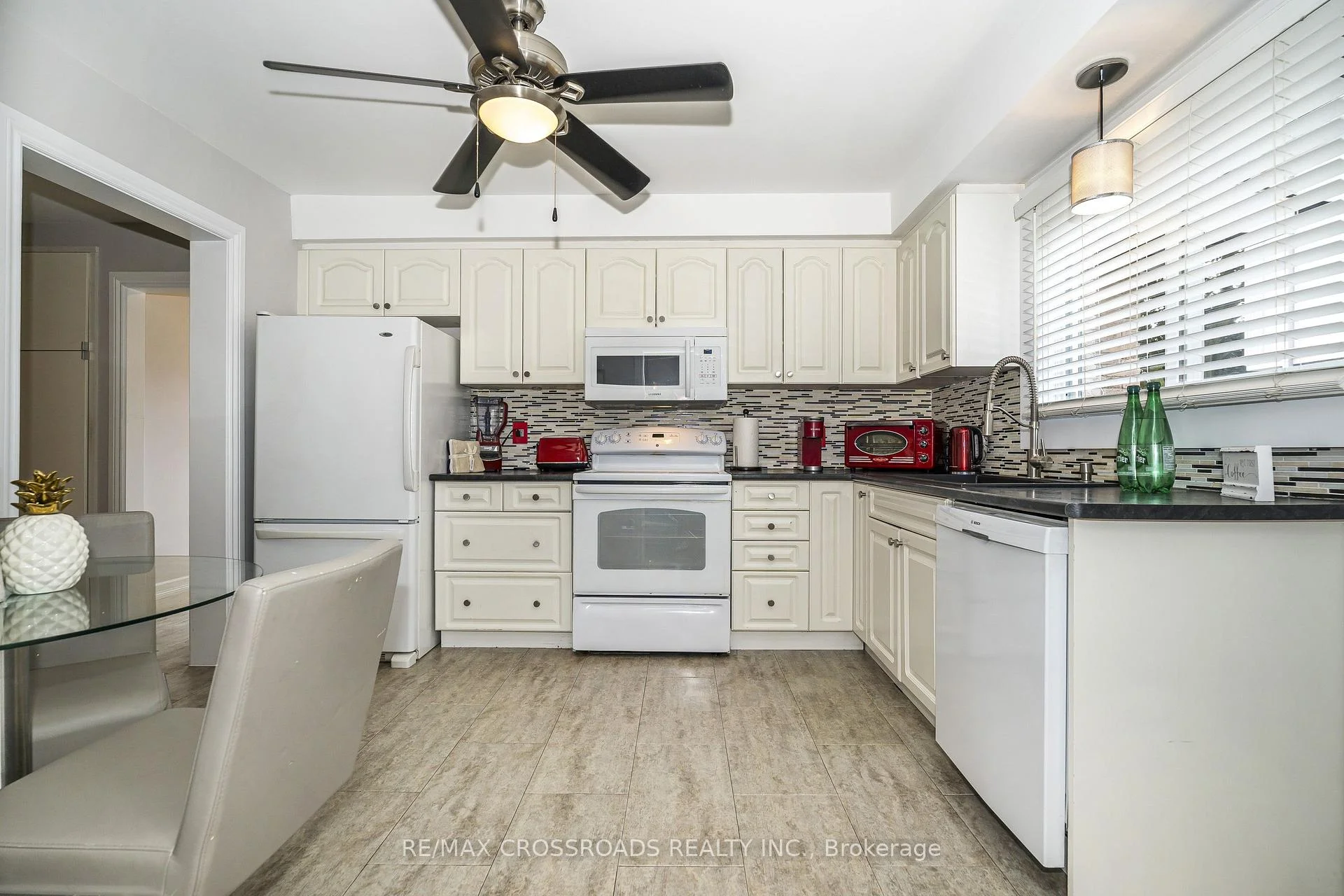 Photo 9 of 655 Dodsworth Crescent, Mississauga, Applewood — HOMEH