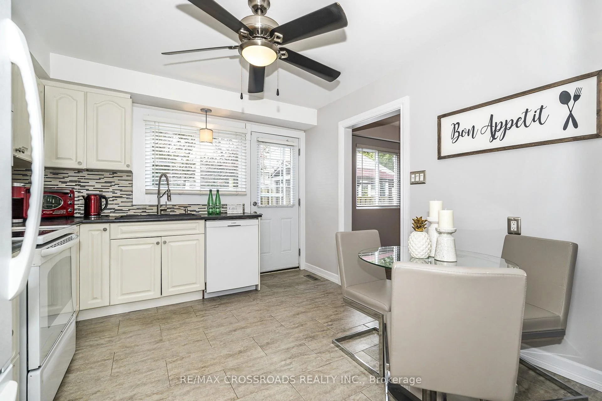 Photo 11 of 655 Dodsworth Crescent, Mississauga, Applewood — HOMEH