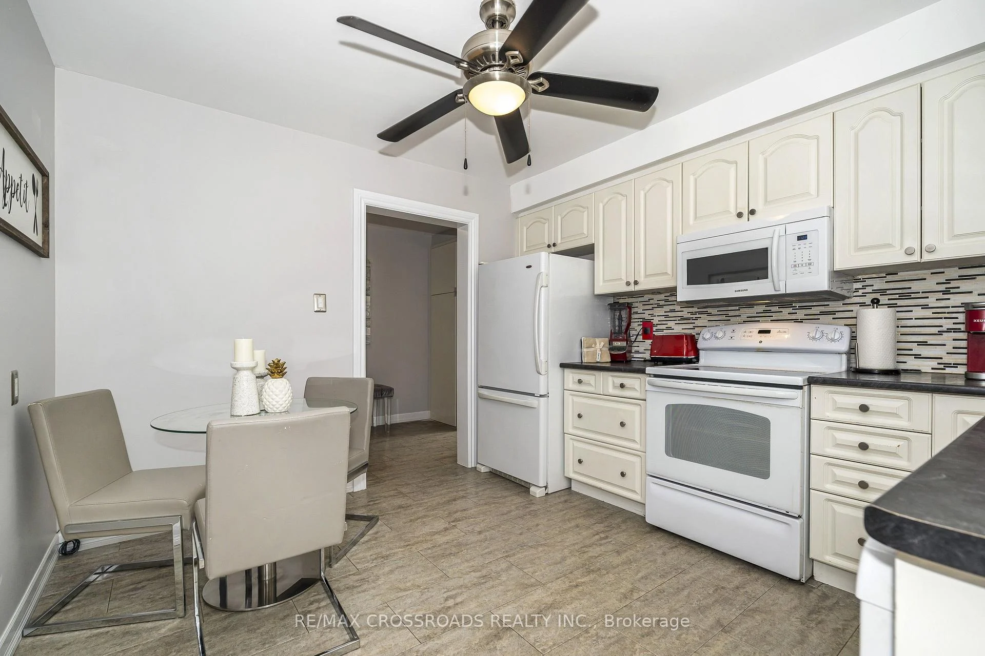 Photo 13 of 655 Dodsworth Crescent, Mississauga, Applewood — HOMEH