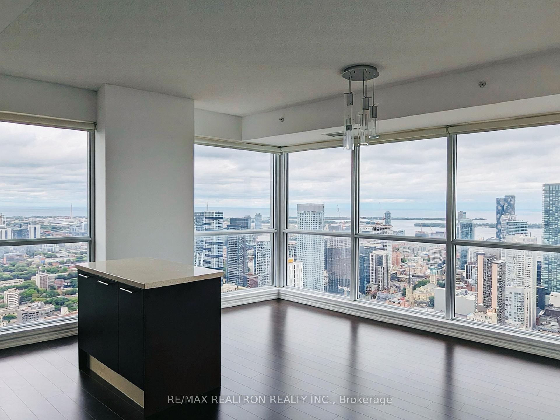 Photo 5 of Unit 5207, 386 Yonge Street, Toronto, Bay Street Corridor — HOMEH