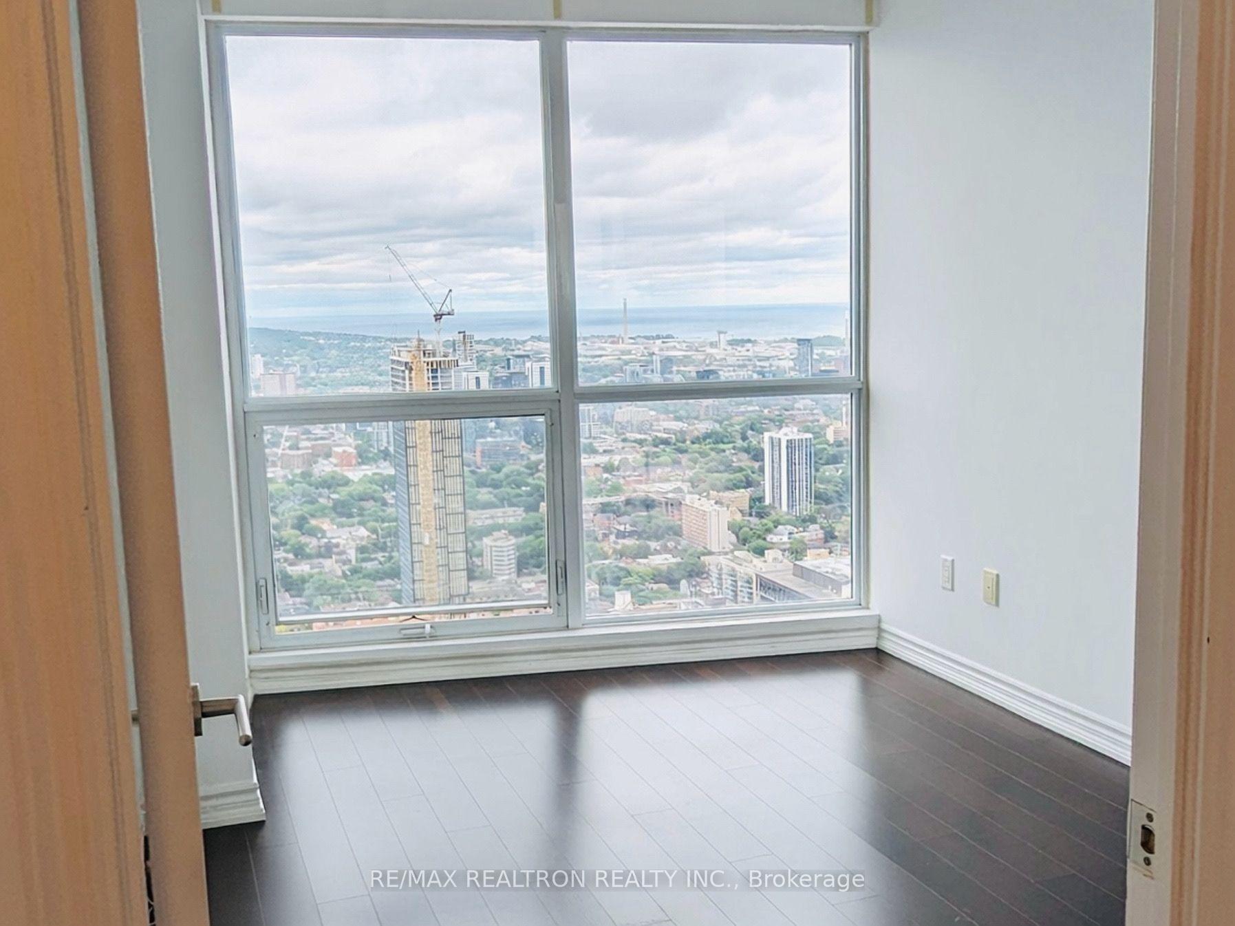 Photo 6 of Unit 5207, 386 Yonge Street, Toronto, Bay Street Corridor — HOMEH