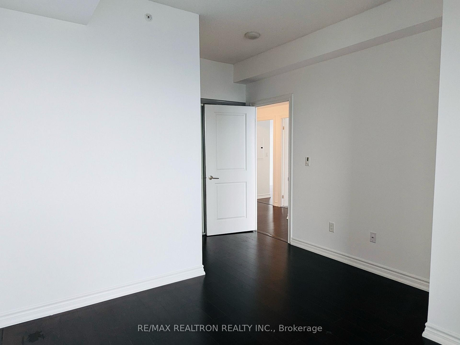 Photo 7 of Unit 5207, 386 Yonge Street, Toronto, Bay Street Corridor — HOMEH