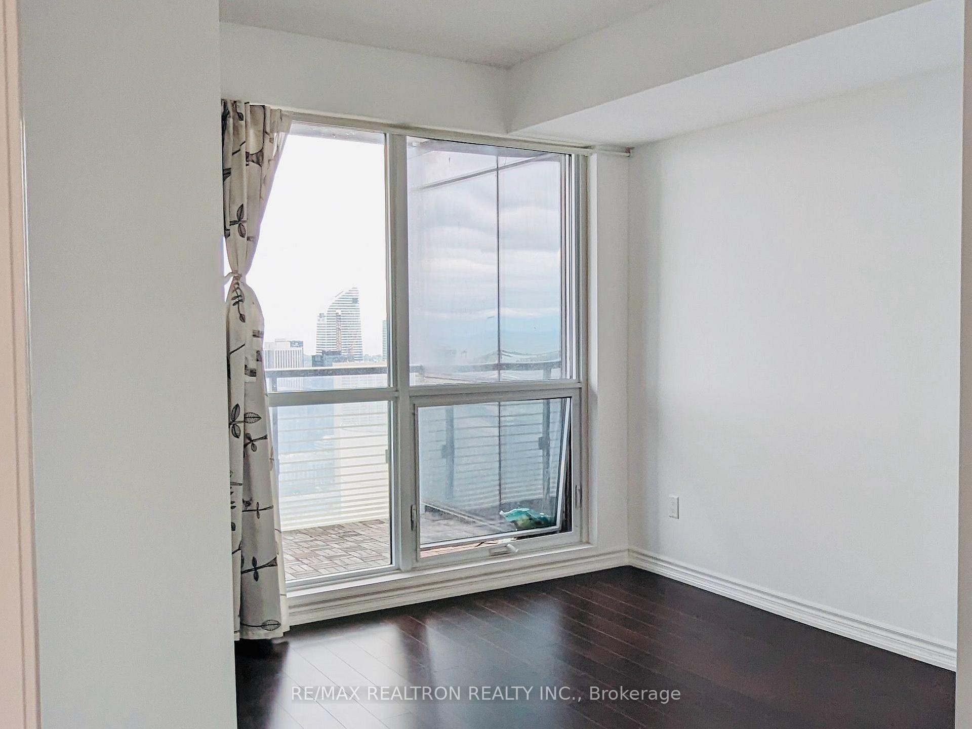 Photo 8 of Unit 5207, 386 Yonge Street, Toronto, Bay Street Corridor — HOMEH