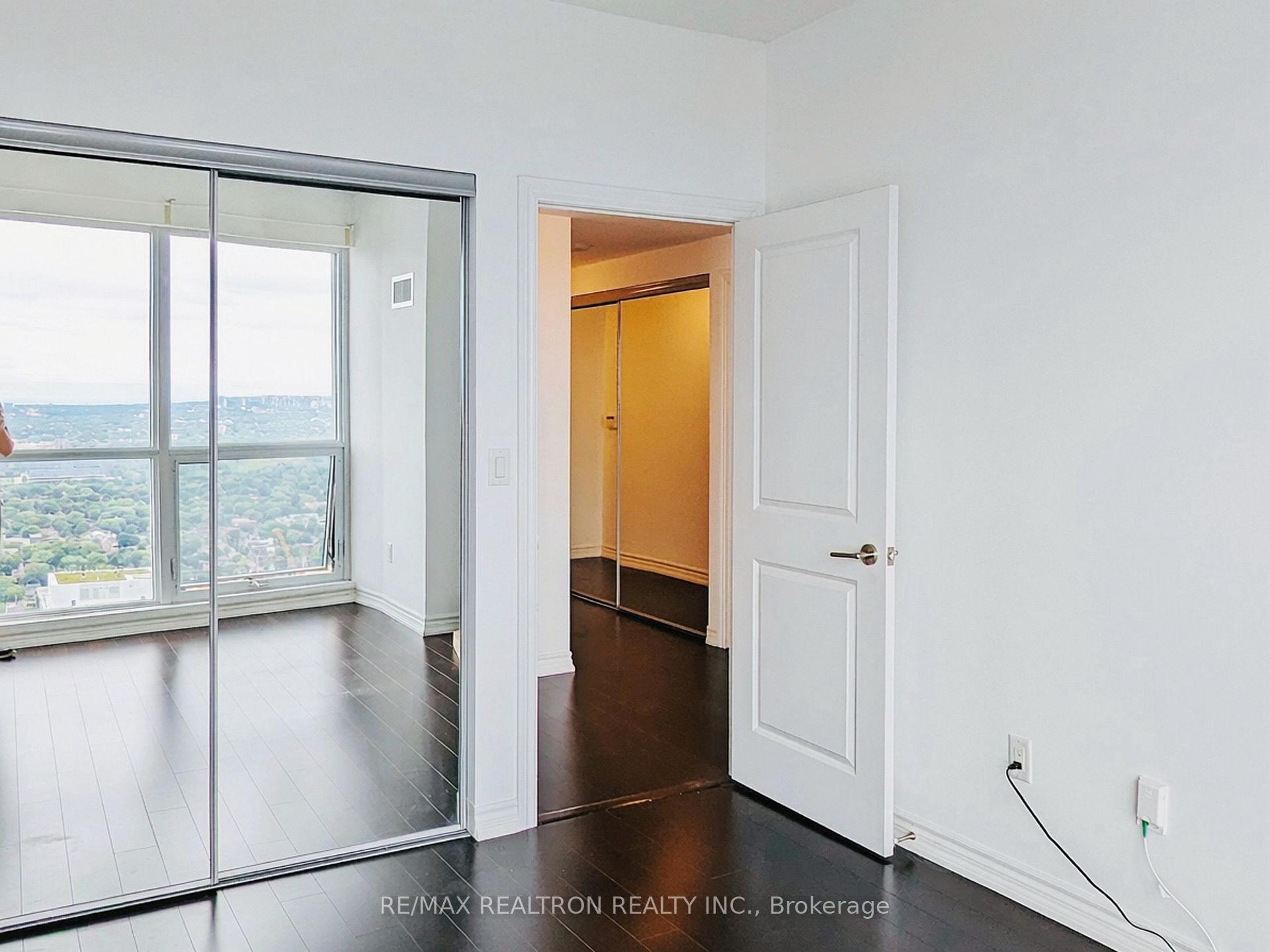 Photo 9 of Unit 5207, 386 Yonge Street, Toronto, Bay Street Corridor — HOMEH