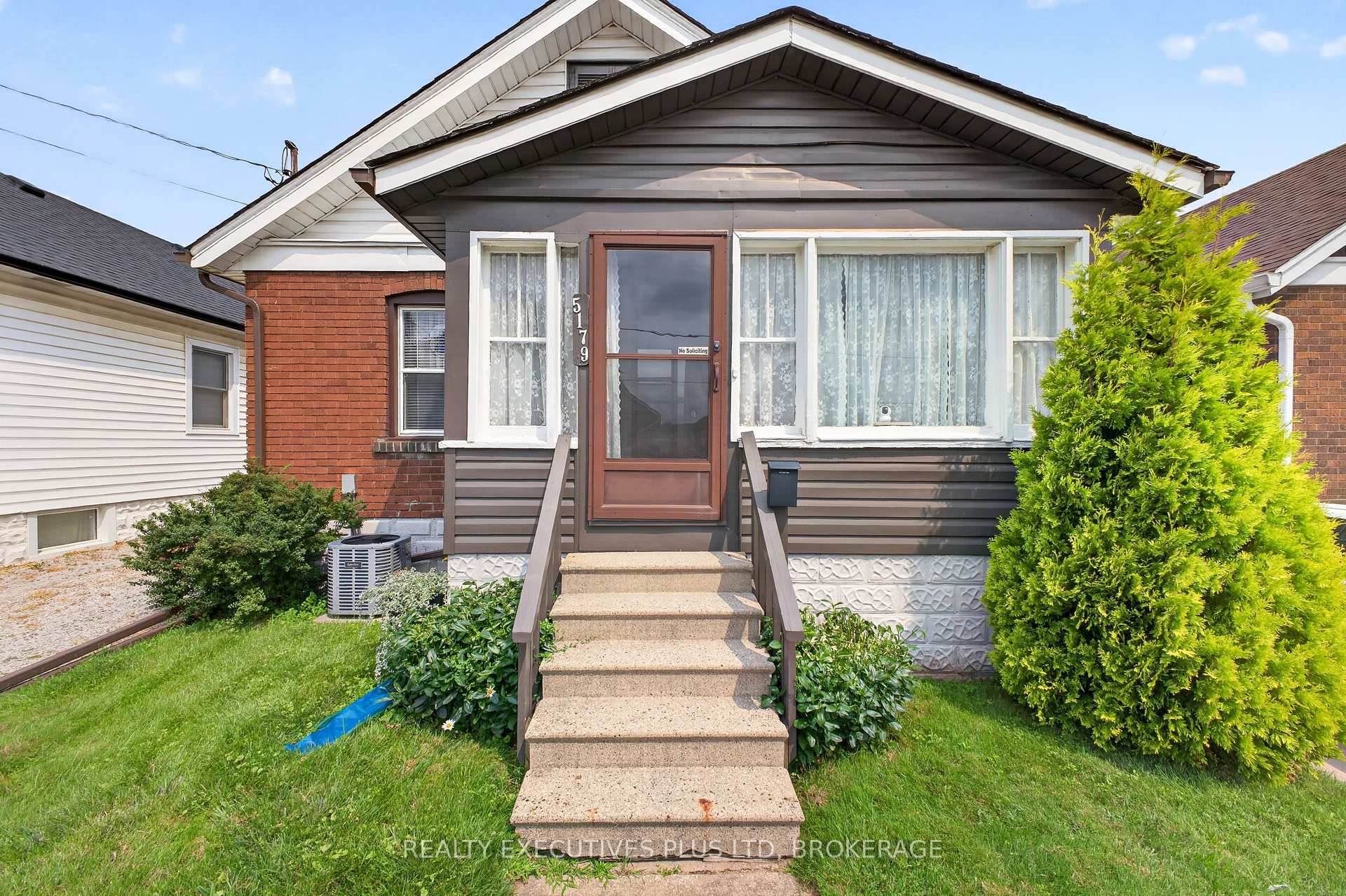 Photo 3 of 5179 Huron Street, Niagara Falls, Cherrywood — HOMEH