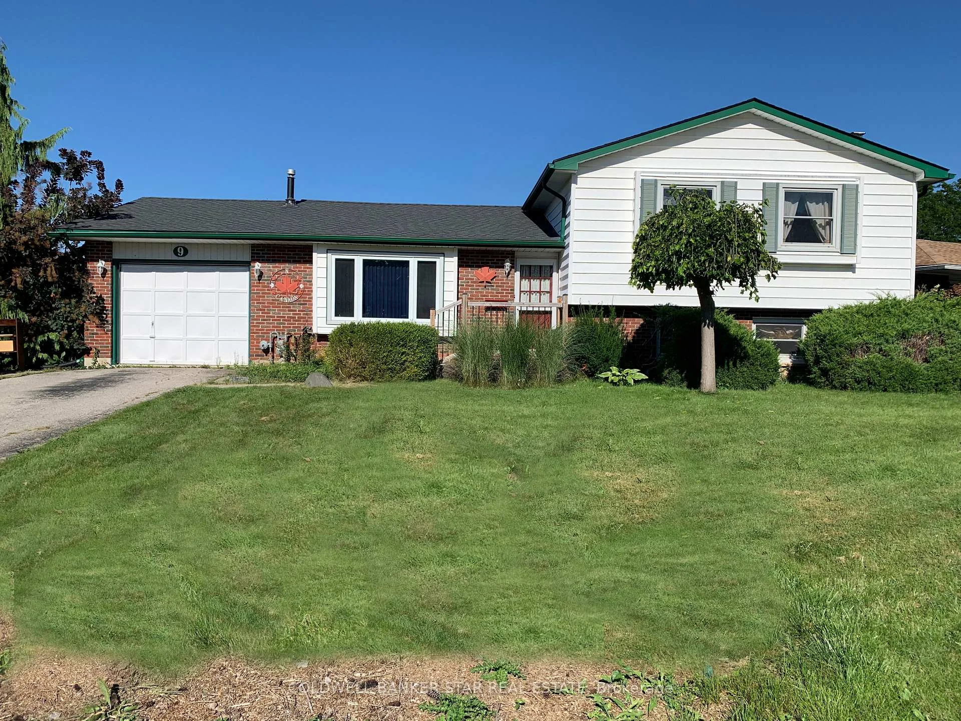 Photo 2 of 9 Lakeview Circle, St. Thomas — HOMEH