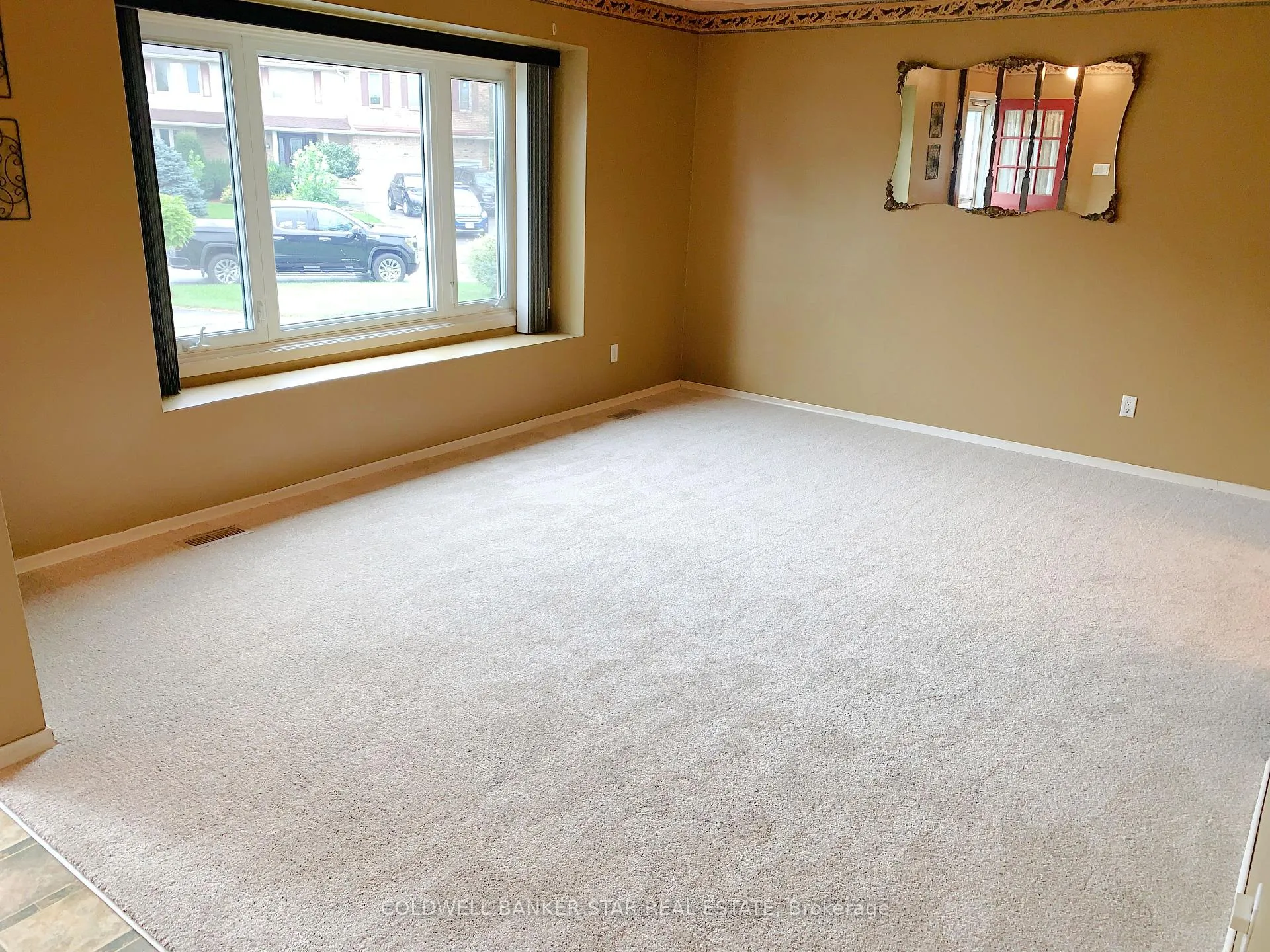 Photo 5 of 9 Lakeview Circle, St. Thomas — HOMEH