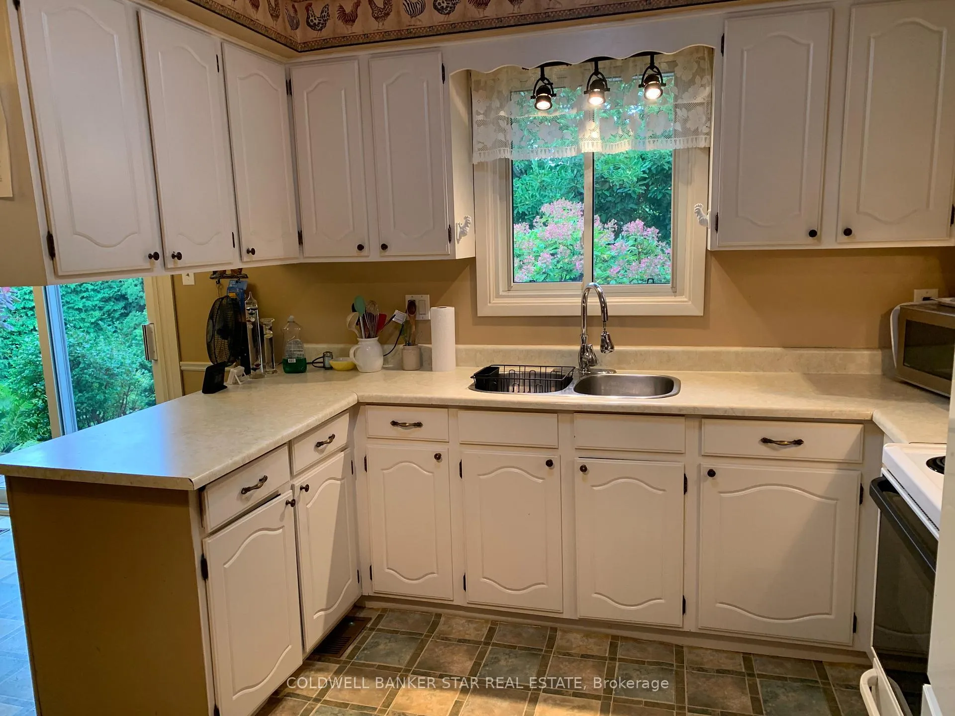 Photo 9 of 9 Lakeview Circle, St. Thomas — HOMEH