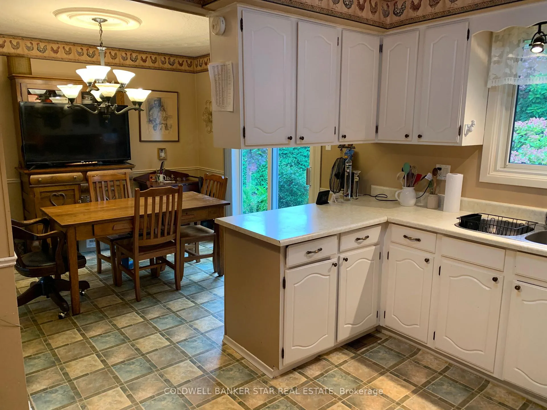 Photo 11 of 9 Lakeview Circle, St. Thomas — HOMEH