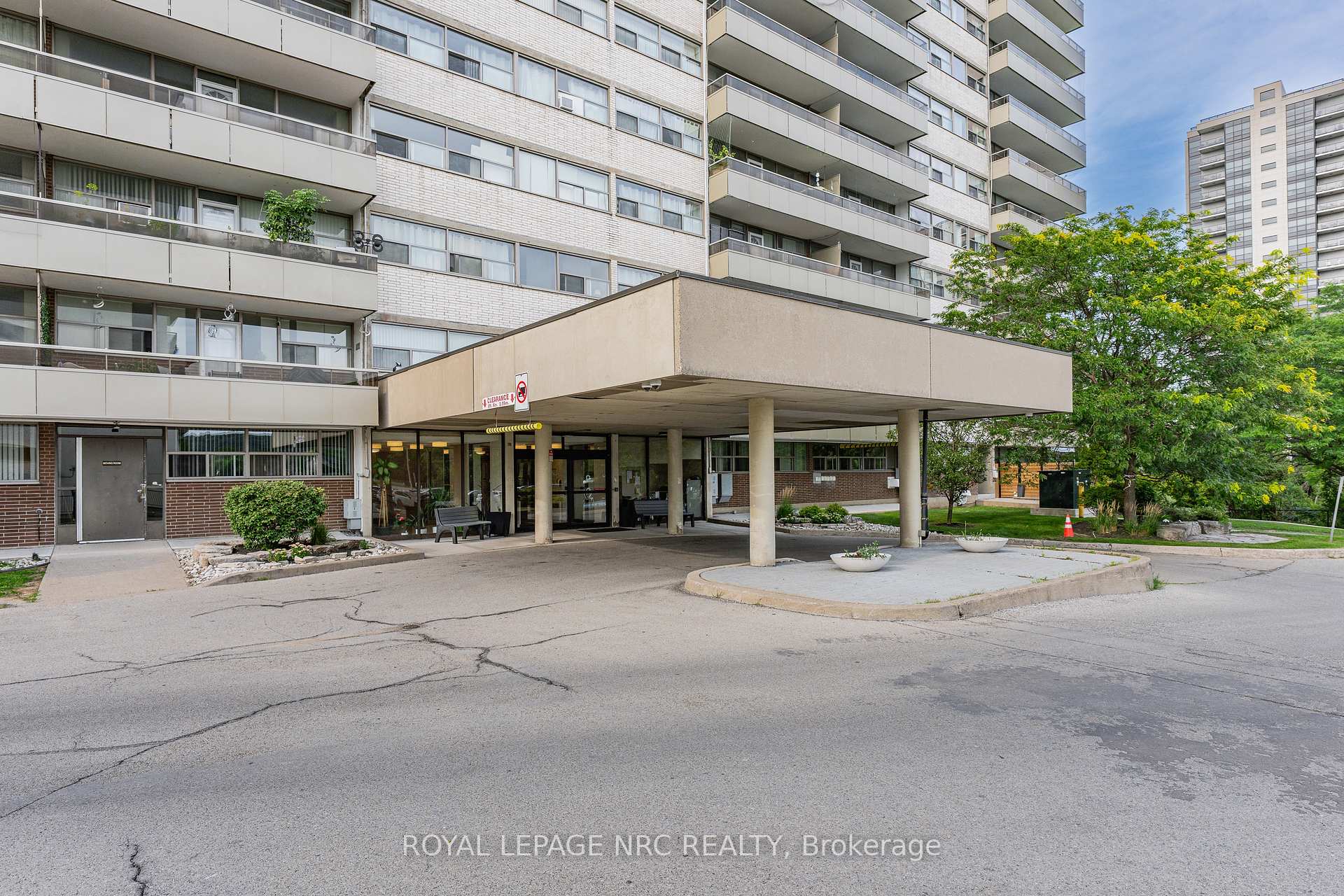 Photo 3 of Unit 1510, 215 Glenridge Avenue, St. Catharines, Glendale/Glenridge — HOMEH