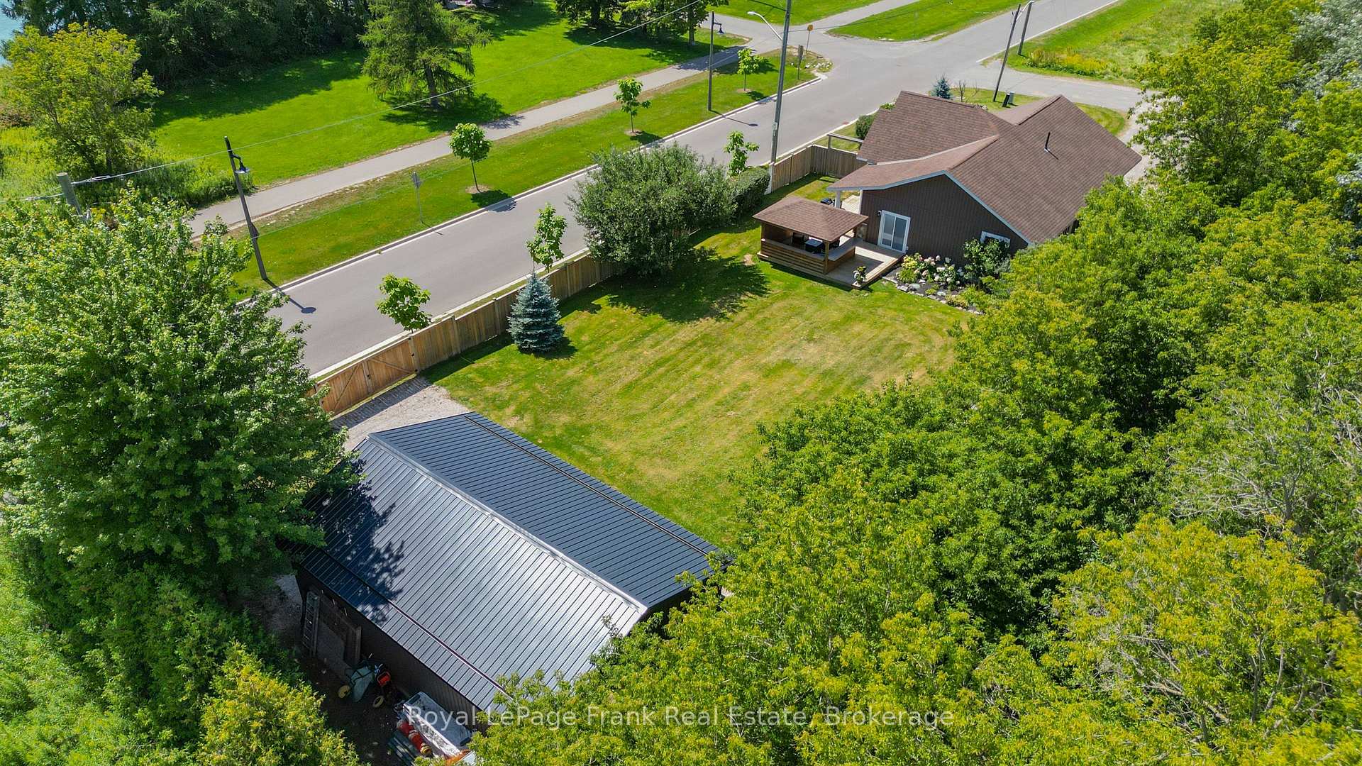 Photo 10 of 86 East Beach Road, Clarington, Bowmanville — HOMEH
