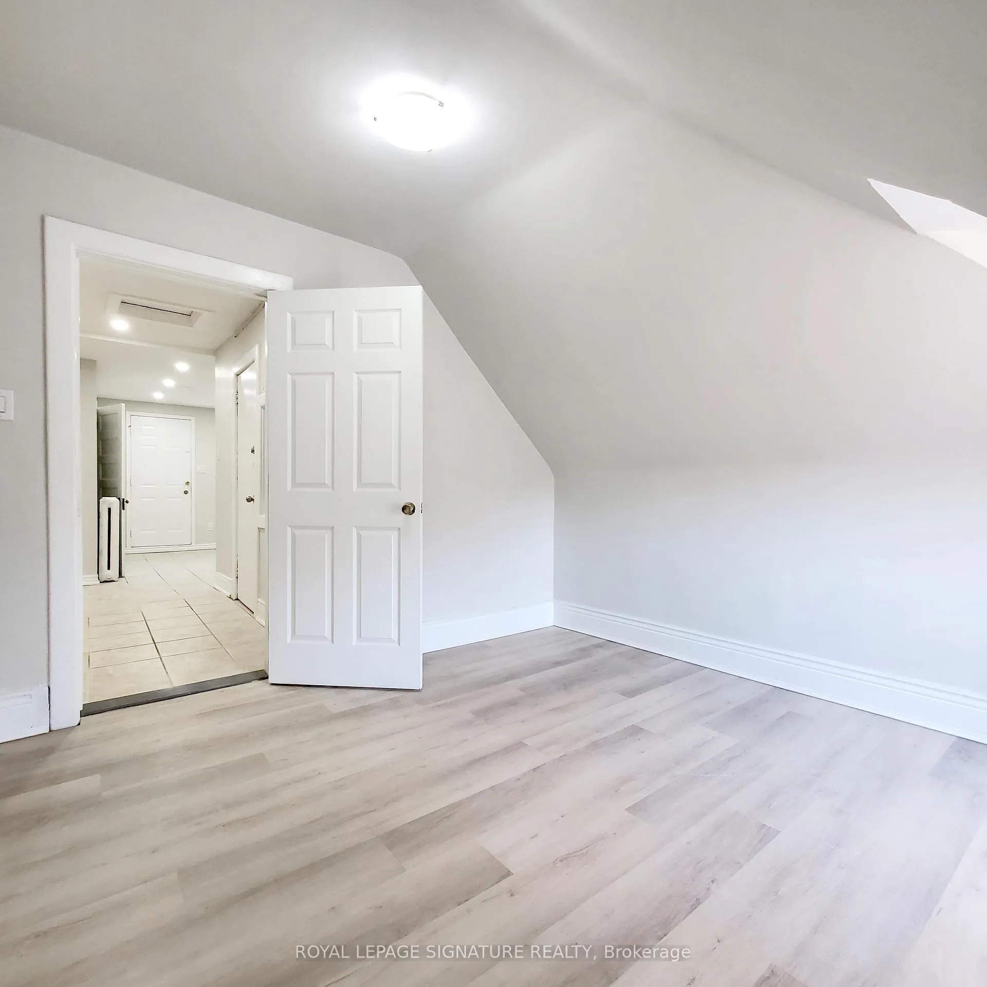 Photo 6 of Unit 4, 116 Fairholt Road S, Hamilton, Stipley — HOMEH