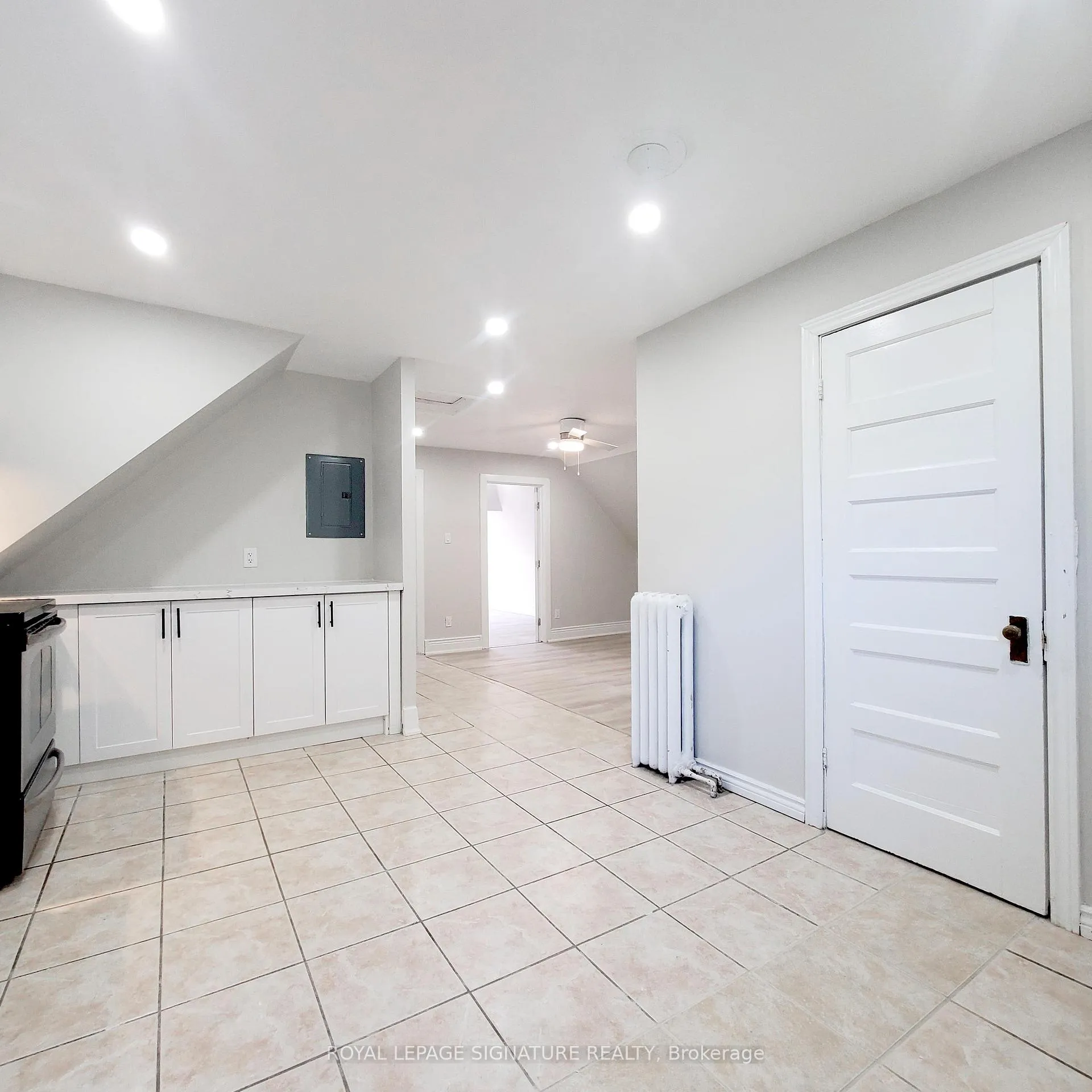 Photo 8 of Unit 4, 116 Fairholt Road S, Hamilton, Stipley — HOMEH