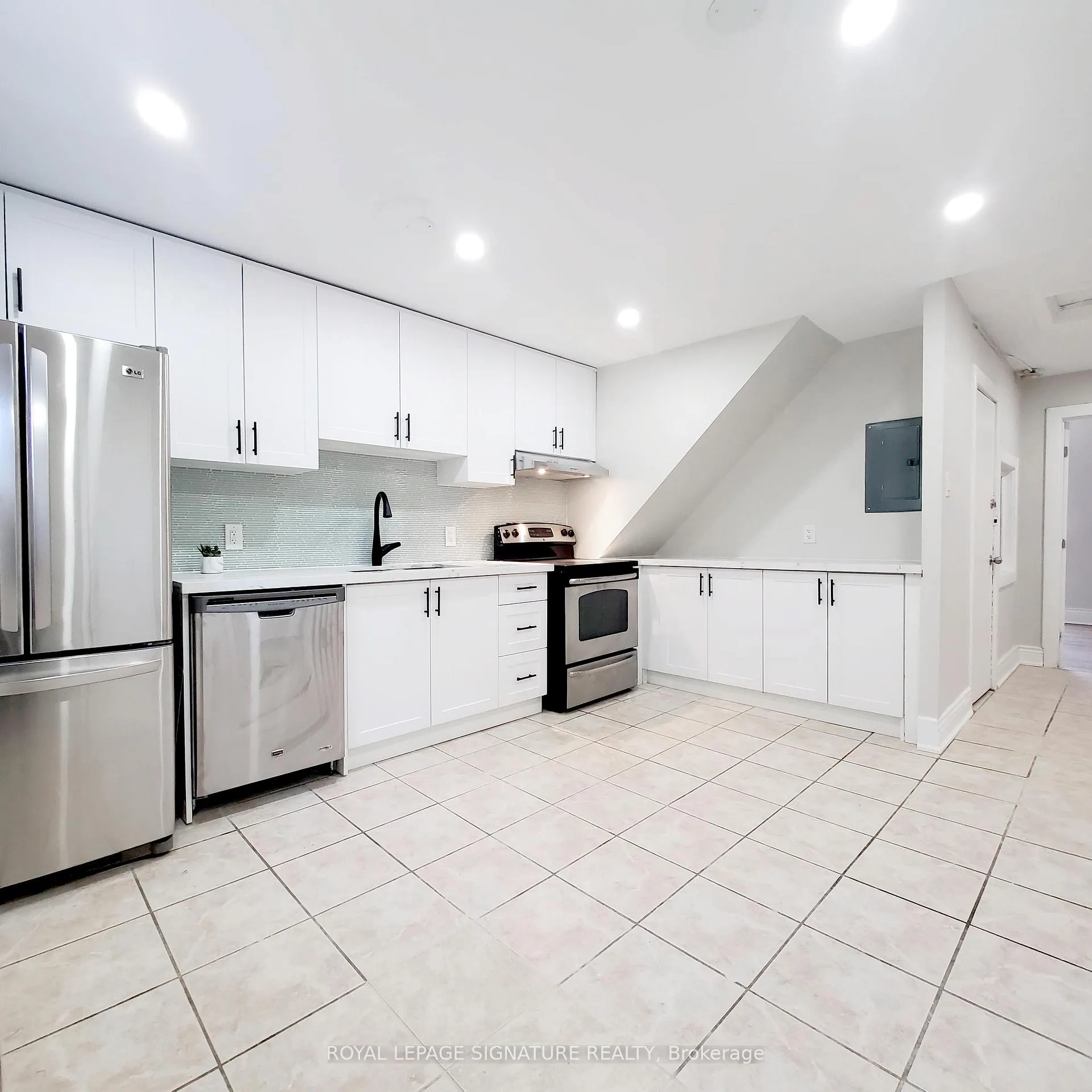 Photo 9 of Unit 4, 116 Fairholt Road S, Hamilton, Stipley — HOMEH