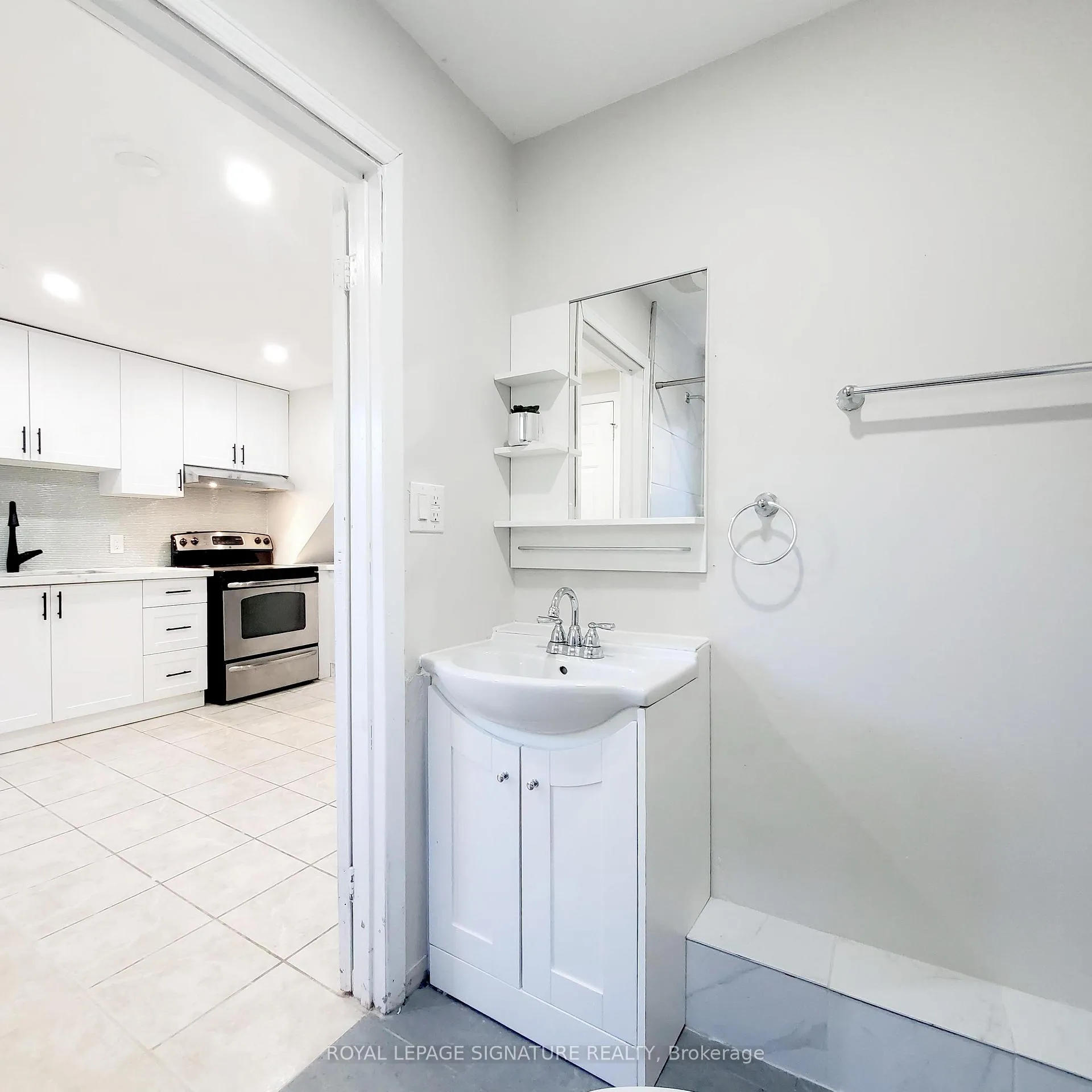 Photo 13 of Unit 4, 116 Fairholt Road S, Hamilton, Stipley — HOMEH
