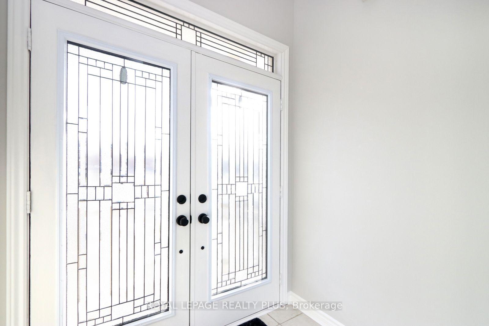 Photo 2 of 3656 Twinmaple Drive, Mississauga, Applewood — HOMEH