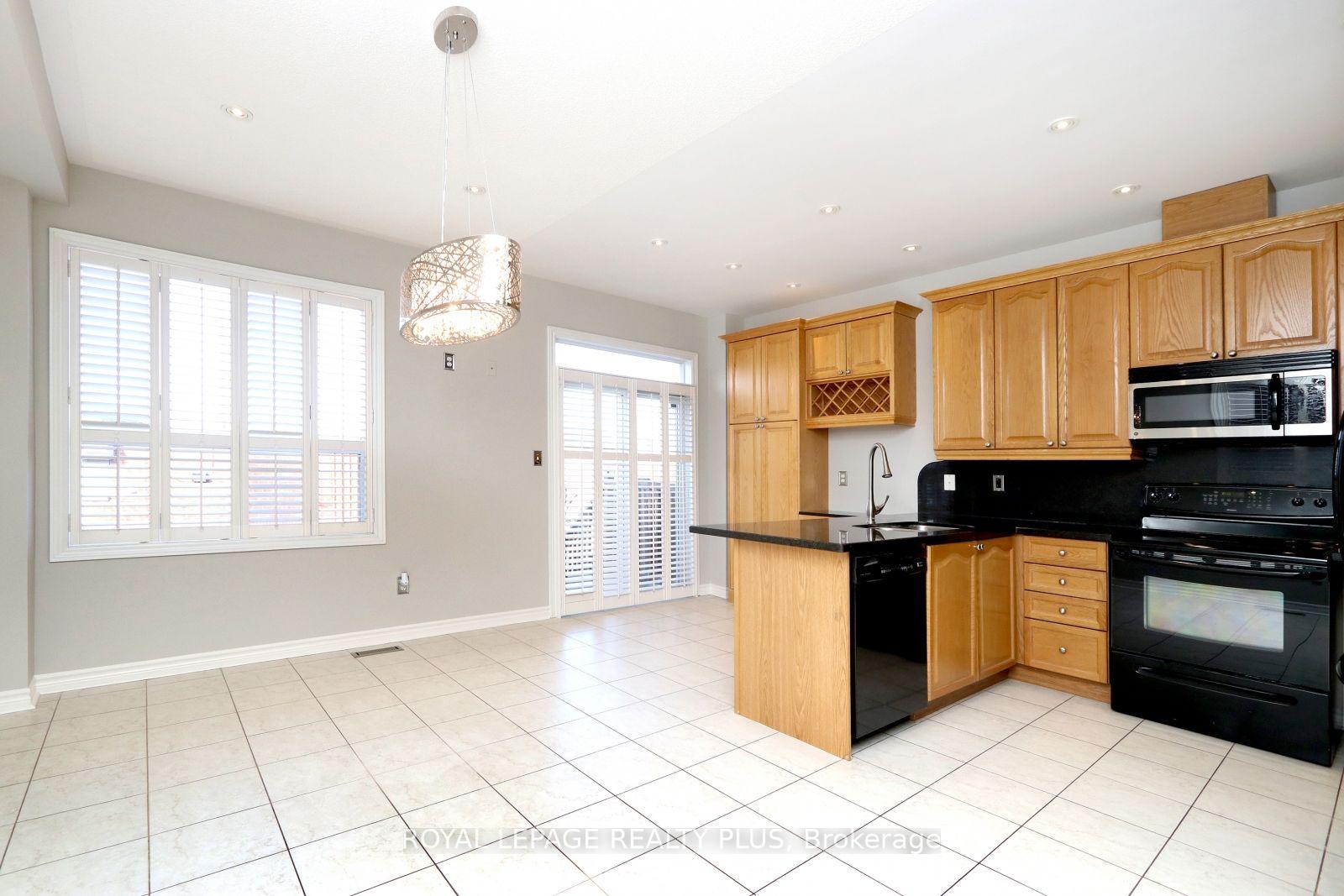 Photo 3 of 3656 Twinmaple Drive, Mississauga, Applewood — HOMEH