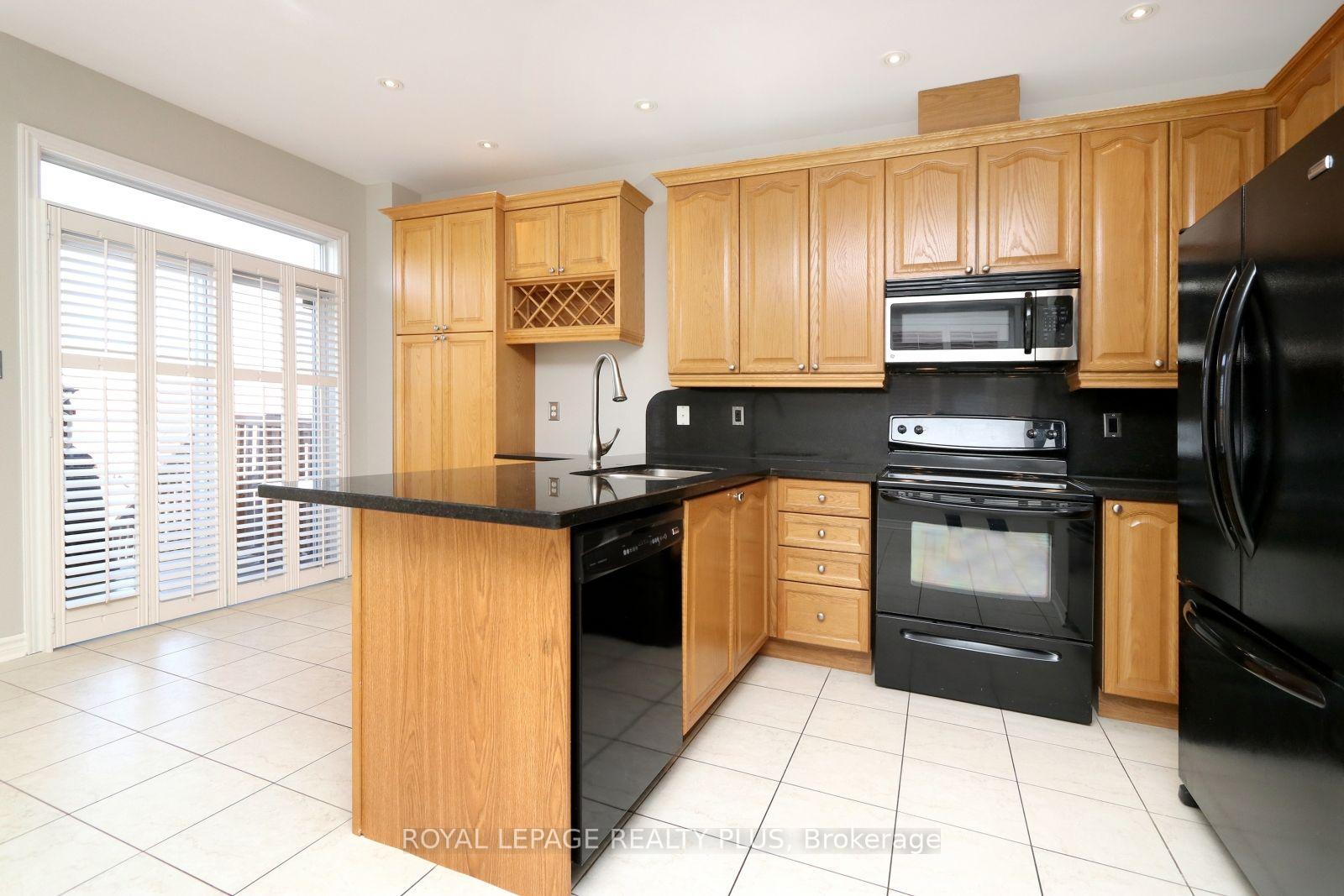Photo 4 of 3656 Twinmaple Drive, Mississauga, Applewood — HOMEH