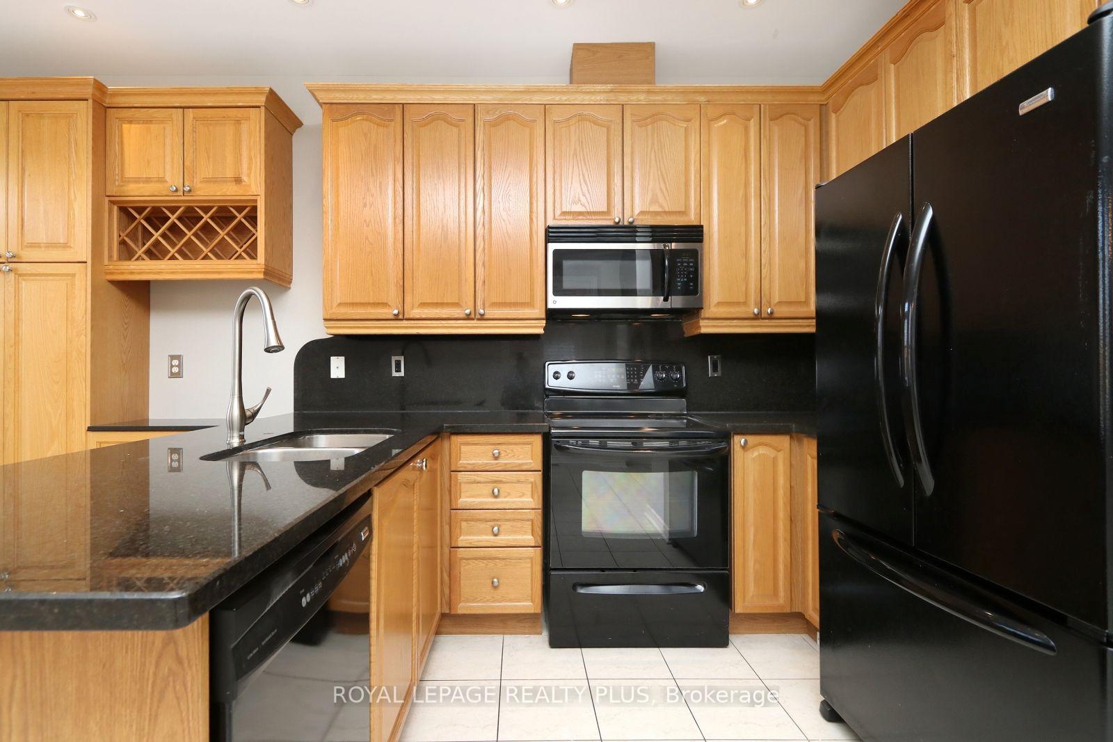 Photo 5 of 3656 Twinmaple Drive, Mississauga, Applewood — HOMEH
