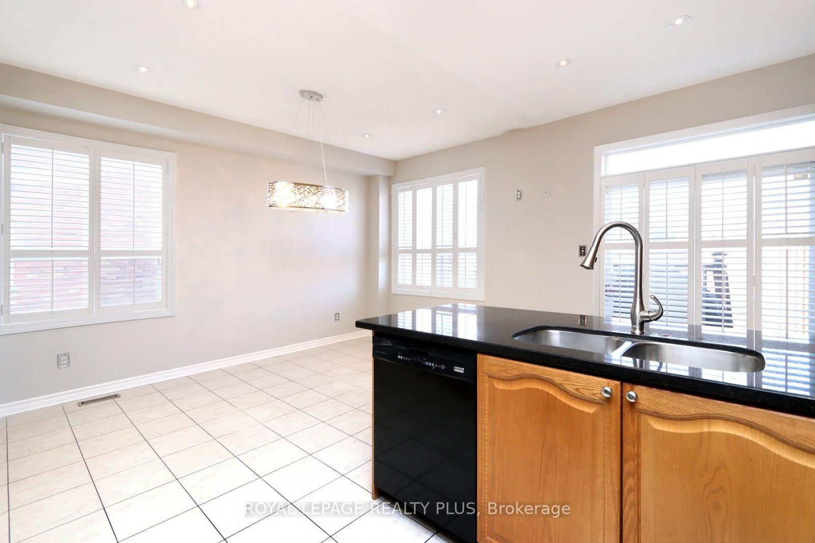 Photo 6 of 3656 Twinmaple Drive, Mississauga, Applewood — HOMEH