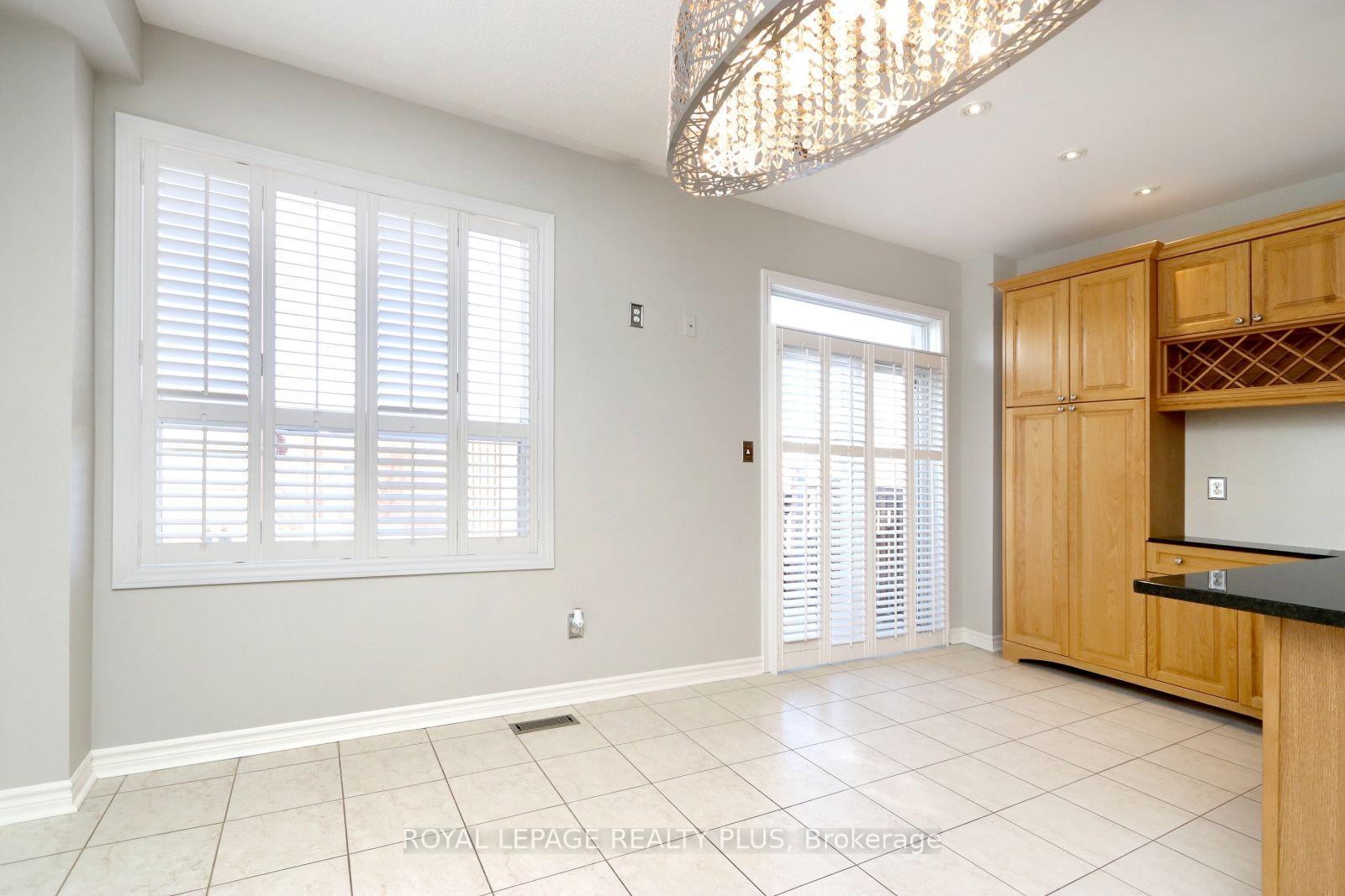 Photo 7 of 3656 Twinmaple Drive, Mississauga, Applewood — HOMEH