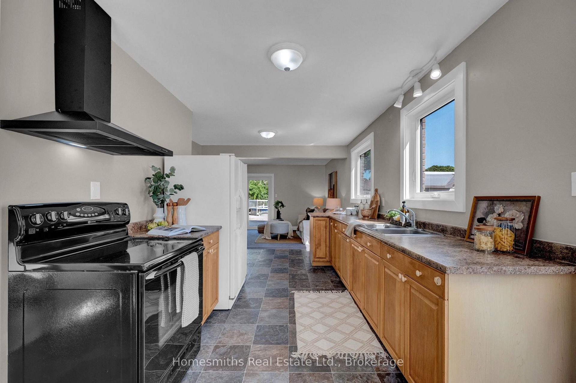 Photo 4 of 44 Loscombe Drive, Clarington, Bowmanville — HOMEH