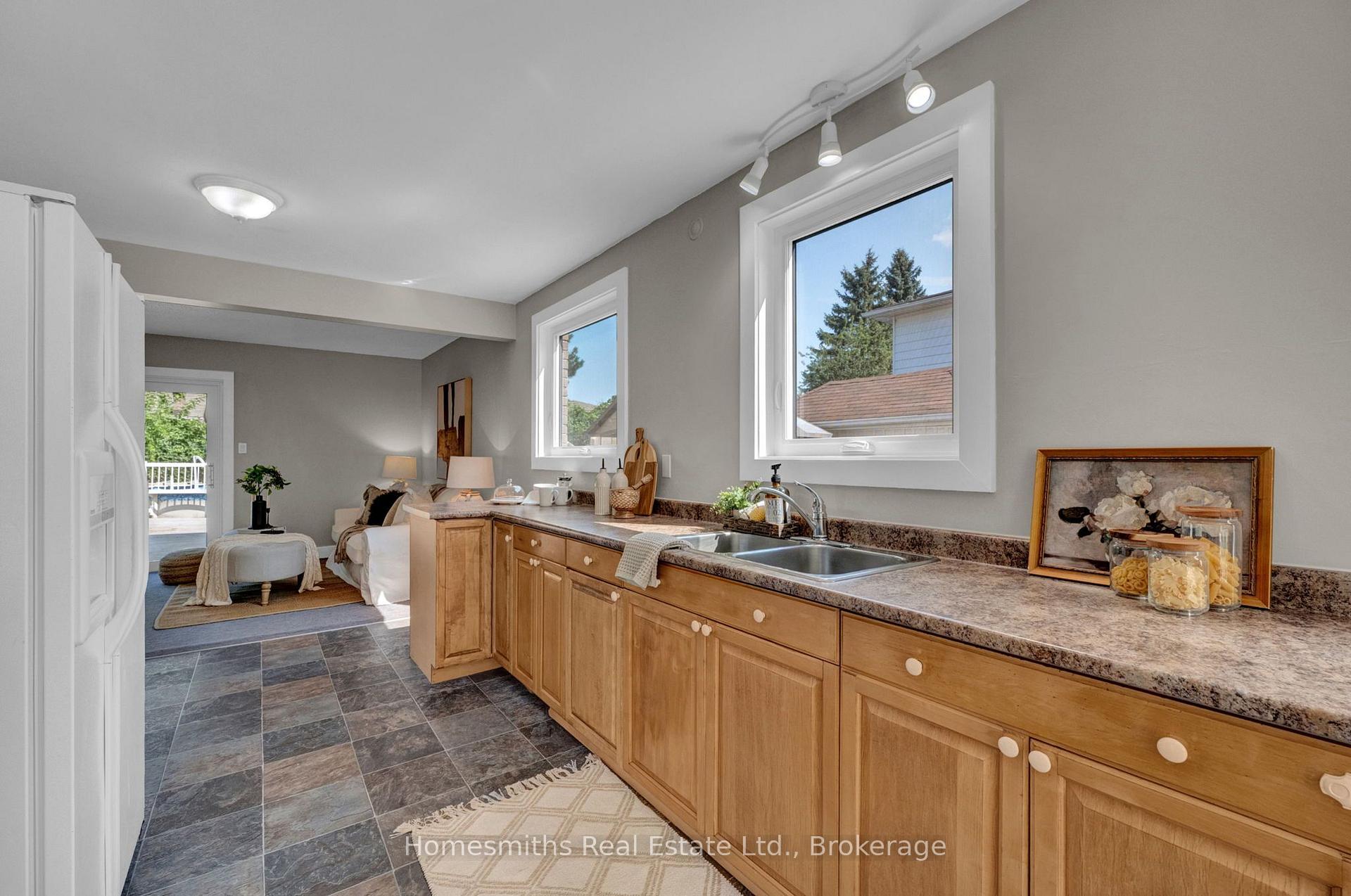 Photo 5 of 44 Loscombe Drive, Clarington, Bowmanville — HOMEH
