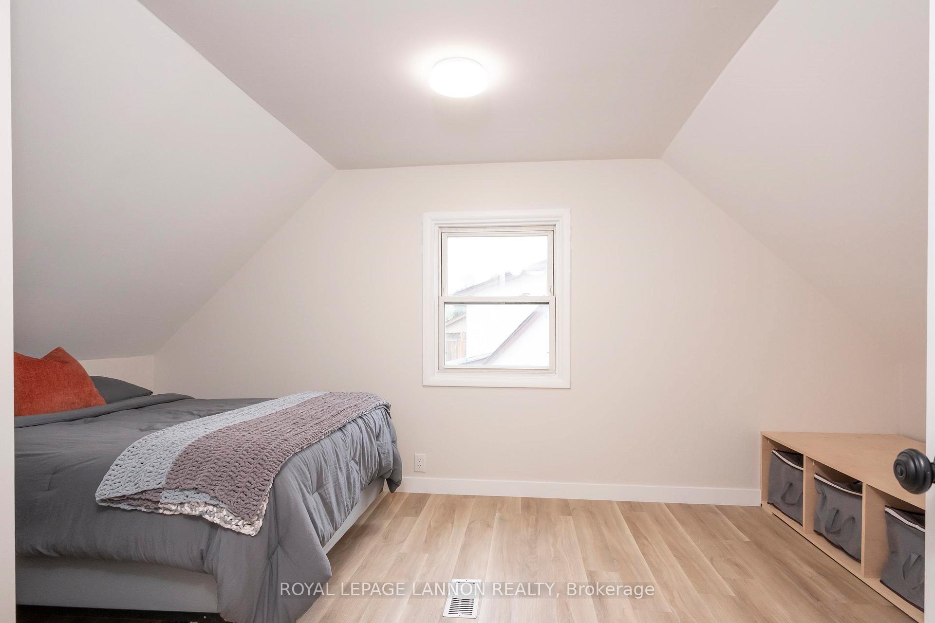 Photo 18 of 2035 Hamilton Avenue, Thunder Bay, Hyde Park — HOMEH