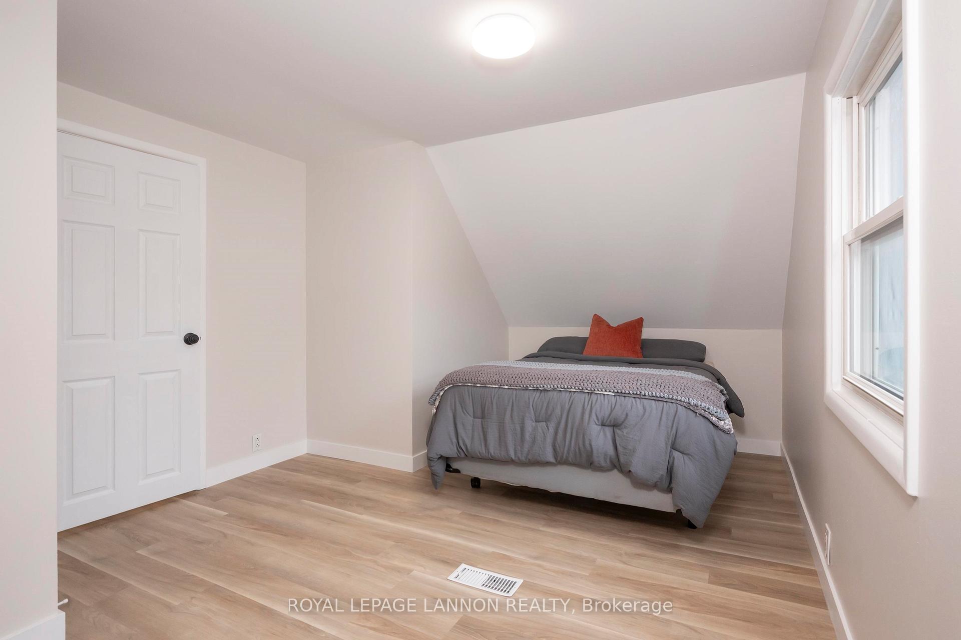 Photo 19 of 2035 Hamilton Avenue, Thunder Bay, Hyde Park — HOMEH