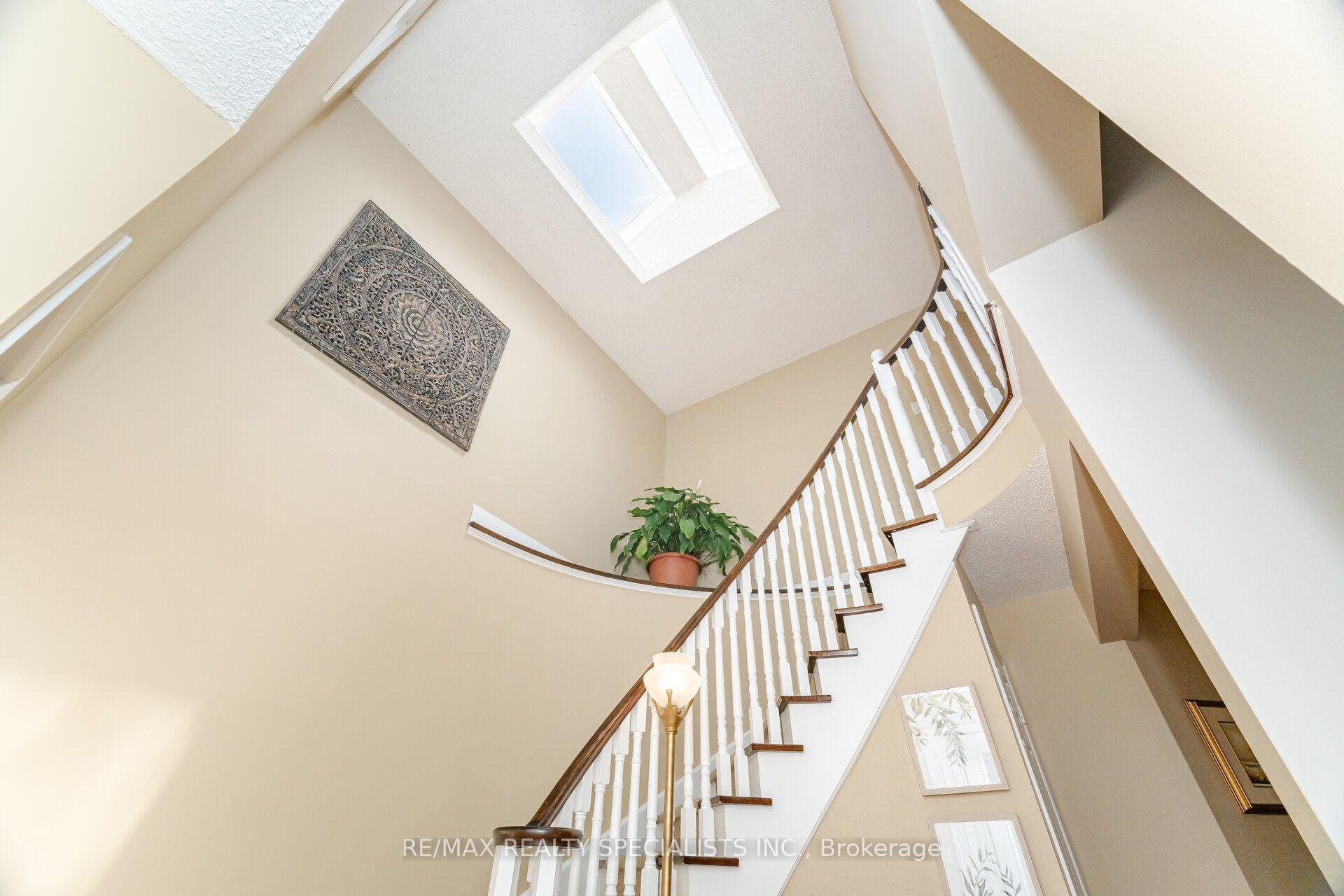 Photo 4 of 5612 Shillington Drive, Mississauga, Hurontario — HOMEH
