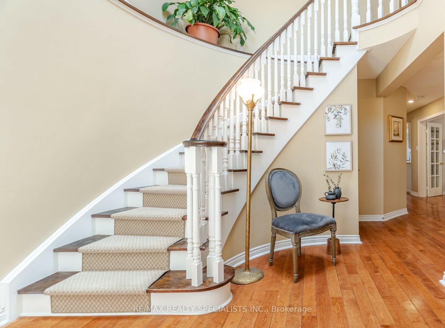 Photo 6 of 5612 Shillington Drive, Mississauga, Hurontario — HOMEH