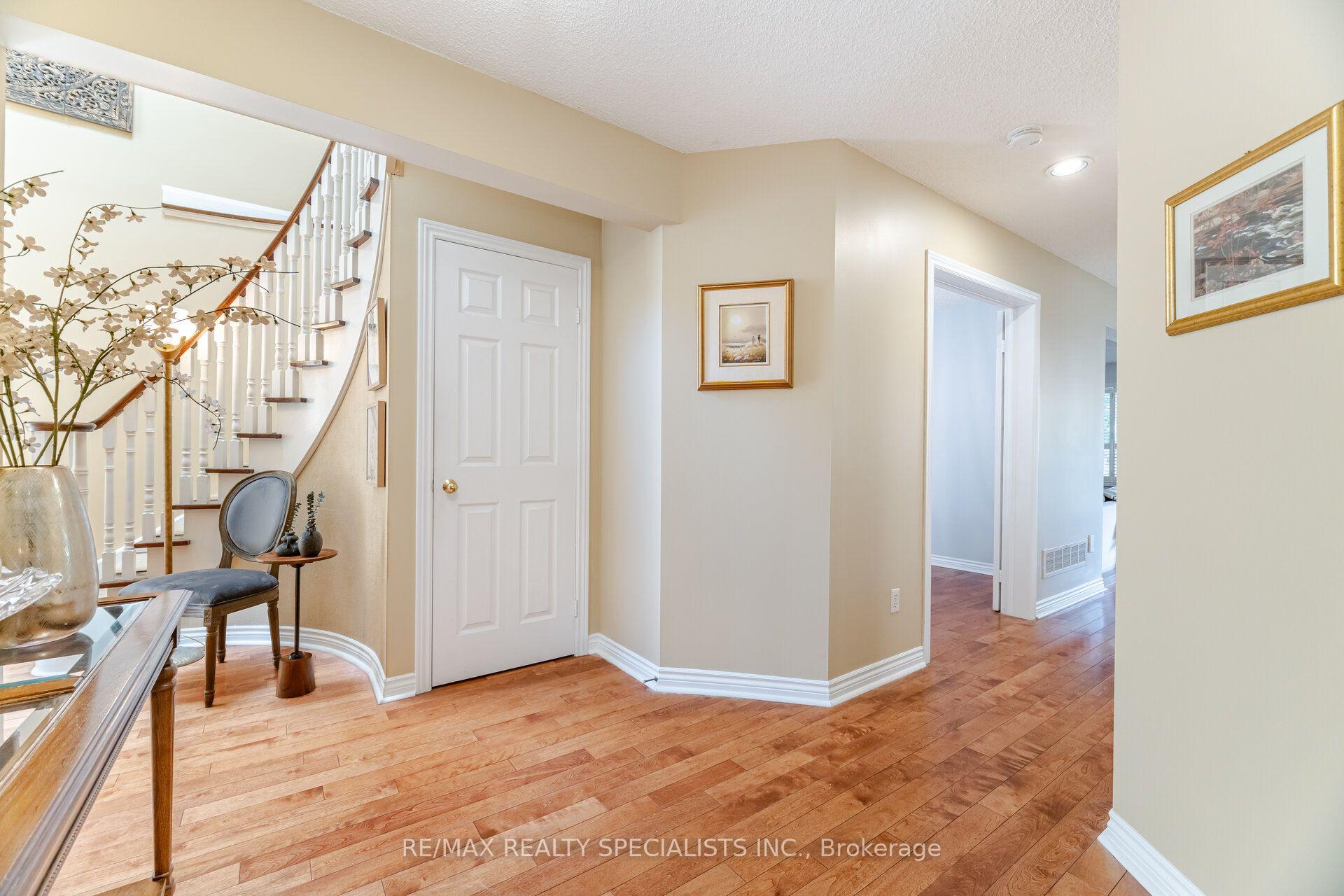 Photo 8 of 5612 Shillington Drive, Mississauga, Hurontario — HOMEH