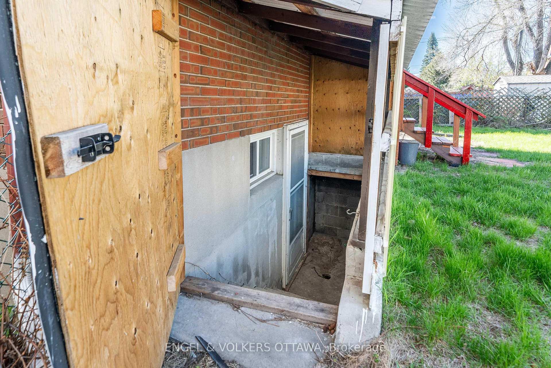 Photo 30 of Unit 3, 896 Pinewood Crescent, Ottawa, Queensway Terrace North — HOMEH