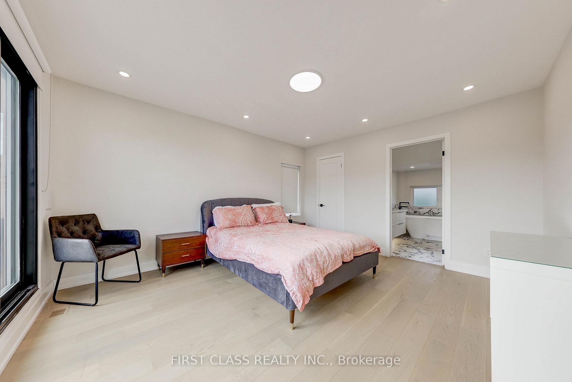 Photo 4 of Unit Ensuite 1, 431 Roxton Road, Toronto, Palmerston-Little Italy — HOMEH