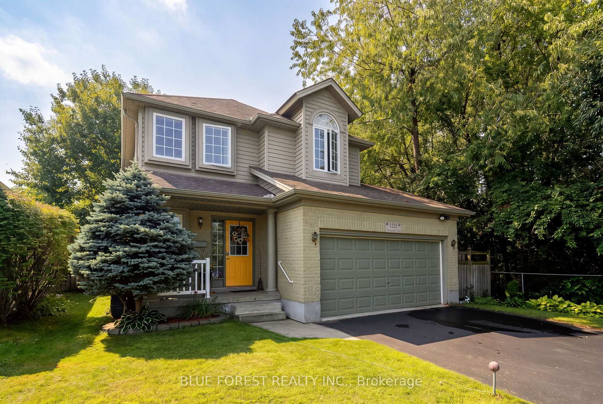 Front of 1233 Crosscreek Crescent