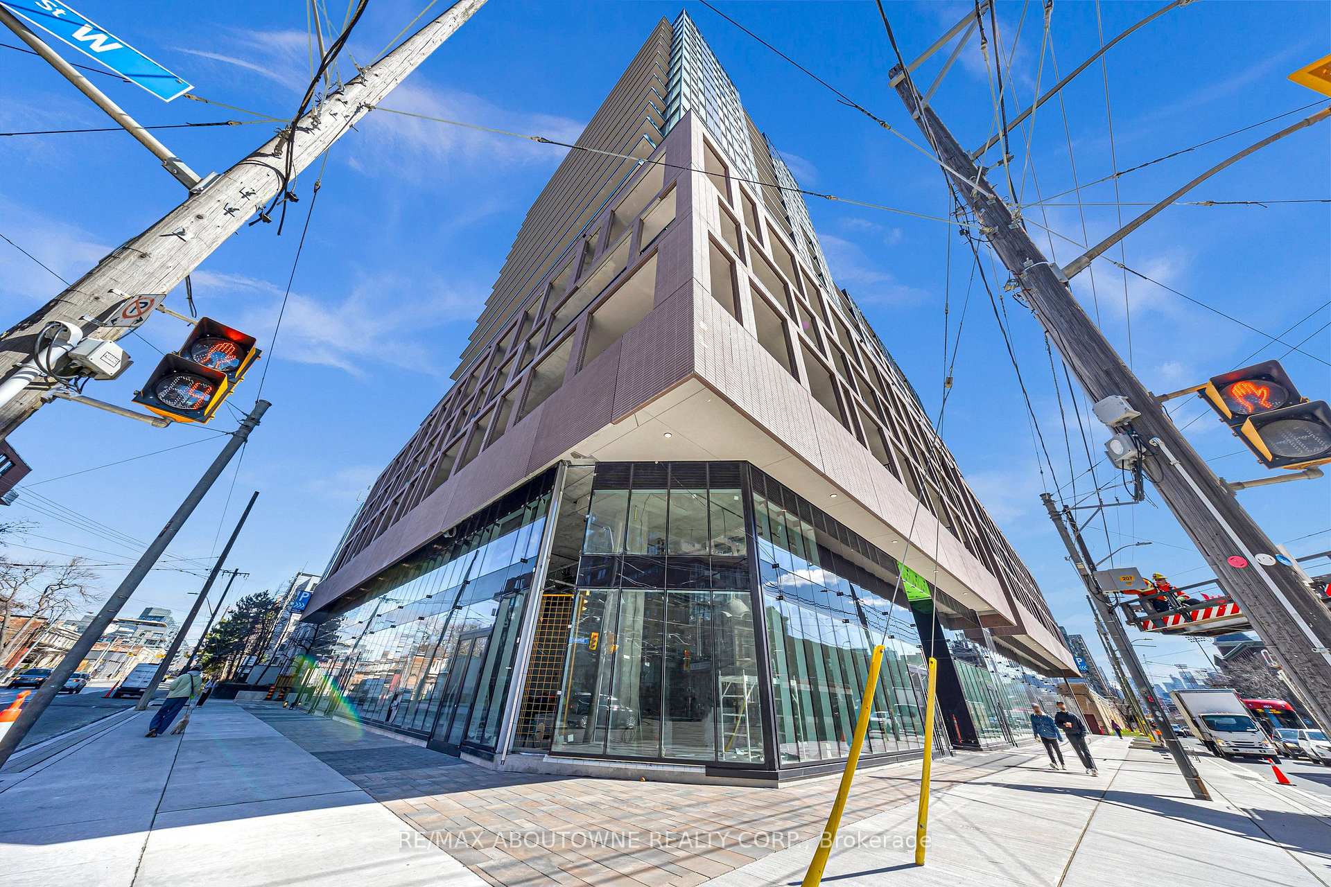 Front of Unit 425, 285 Dufferin Street W