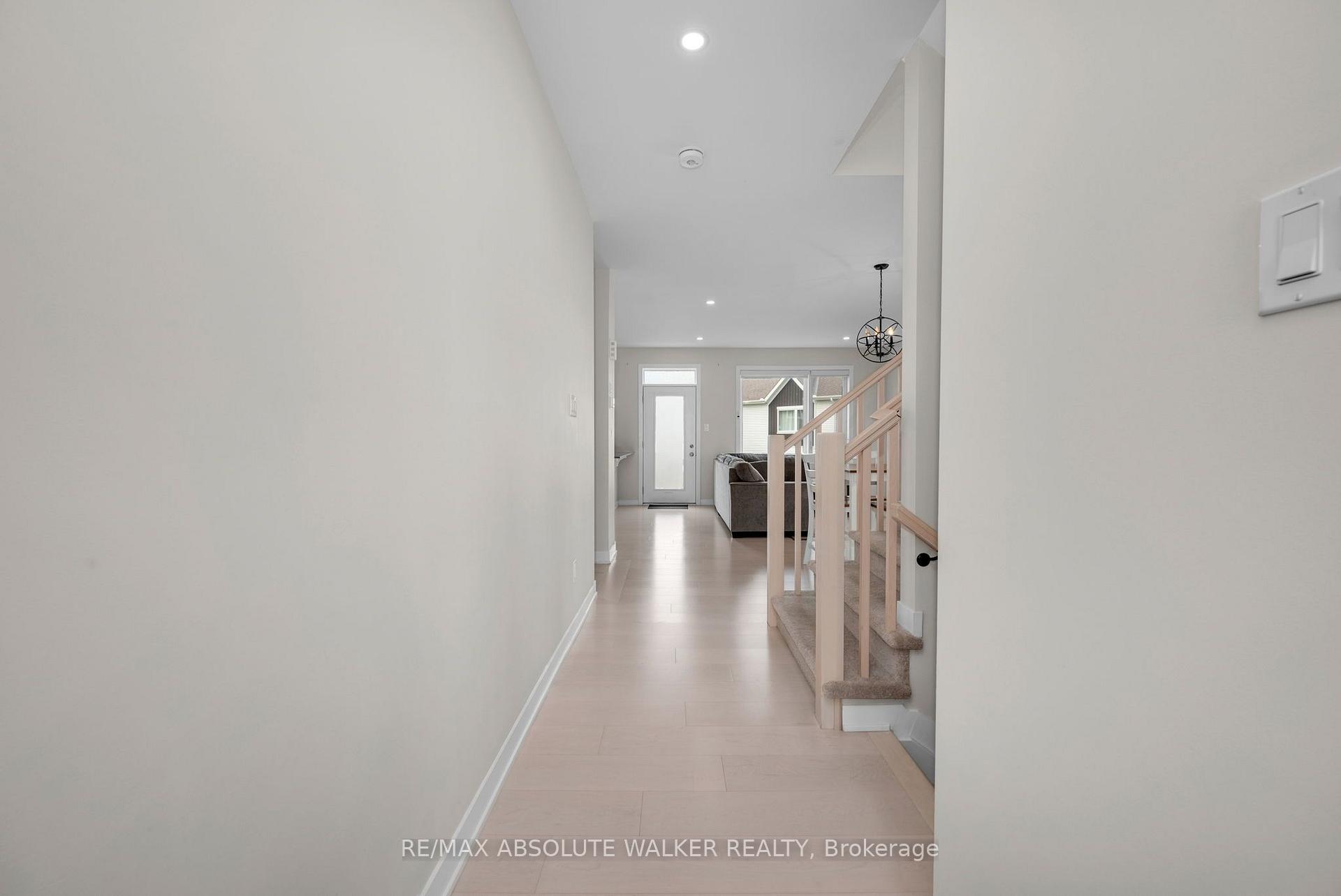 Photo 3 of 4114 Obsidian Street, Ottawa, Barrhaven - Half Moon Bay — HOMEH