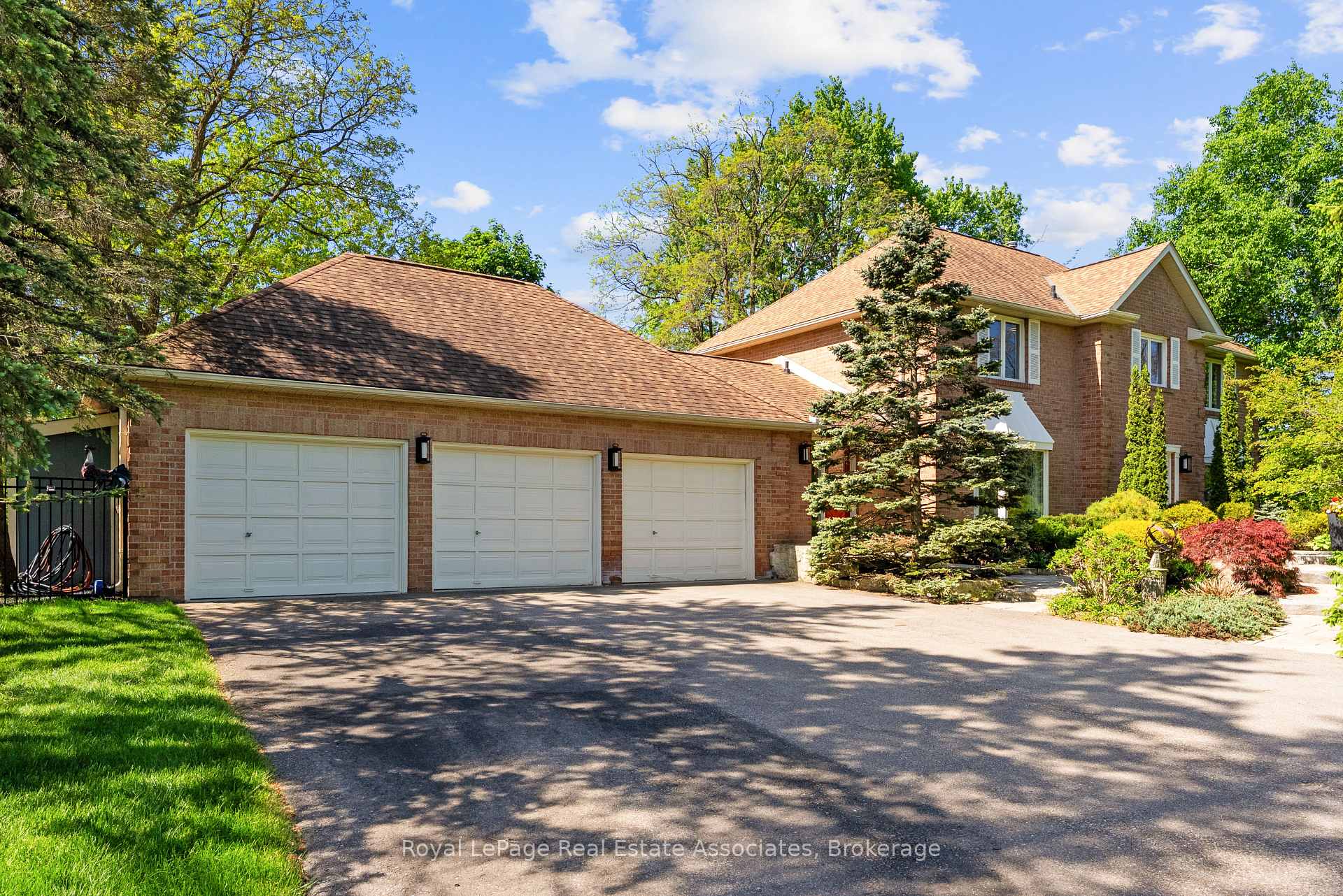 Photo 2 of 4 Wolf Crescent, Caledon, Palgrave — HOMEH