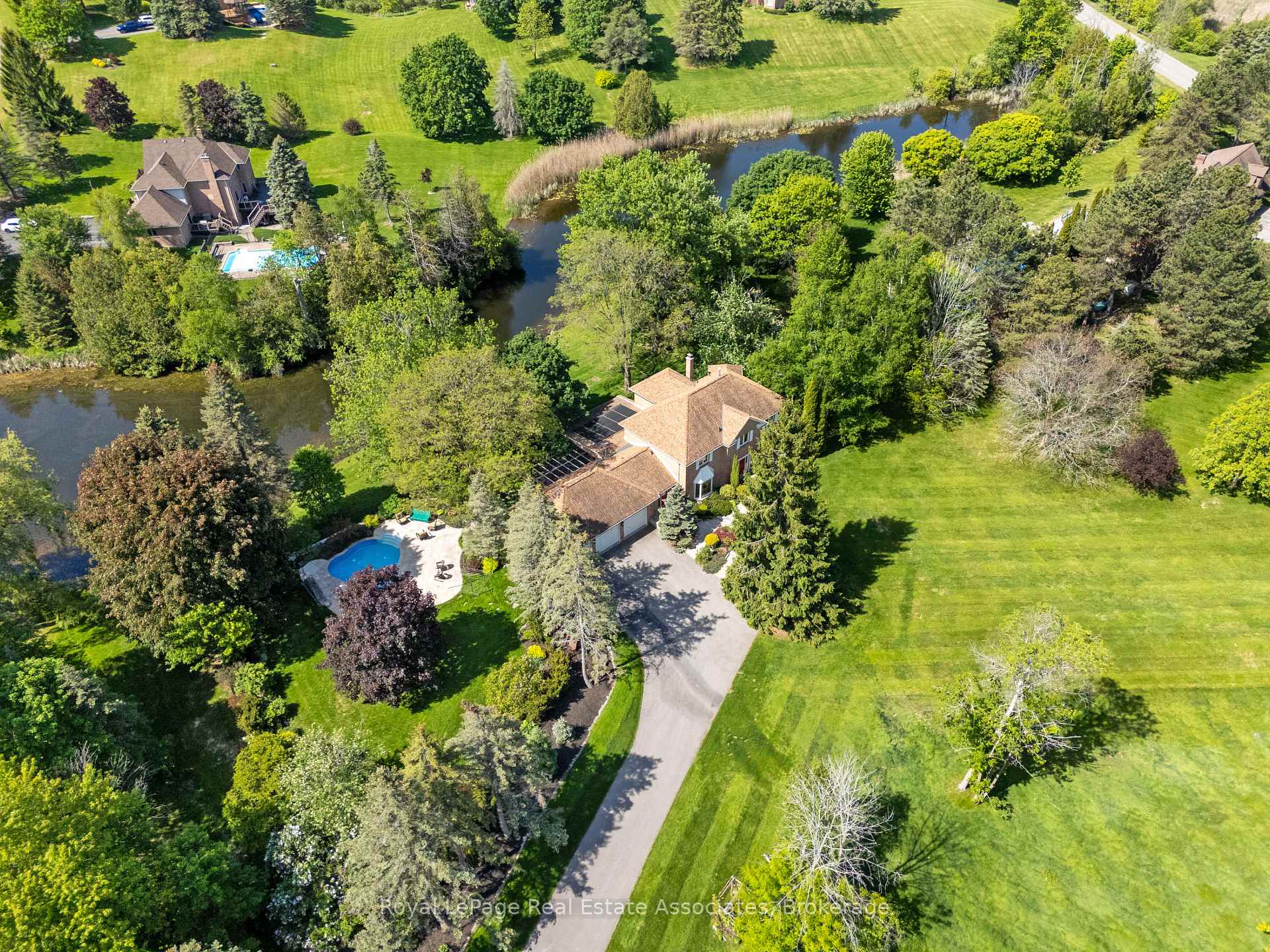 Photo 3 of 4 Wolf Crescent, Caledon, Palgrave — HOMEH