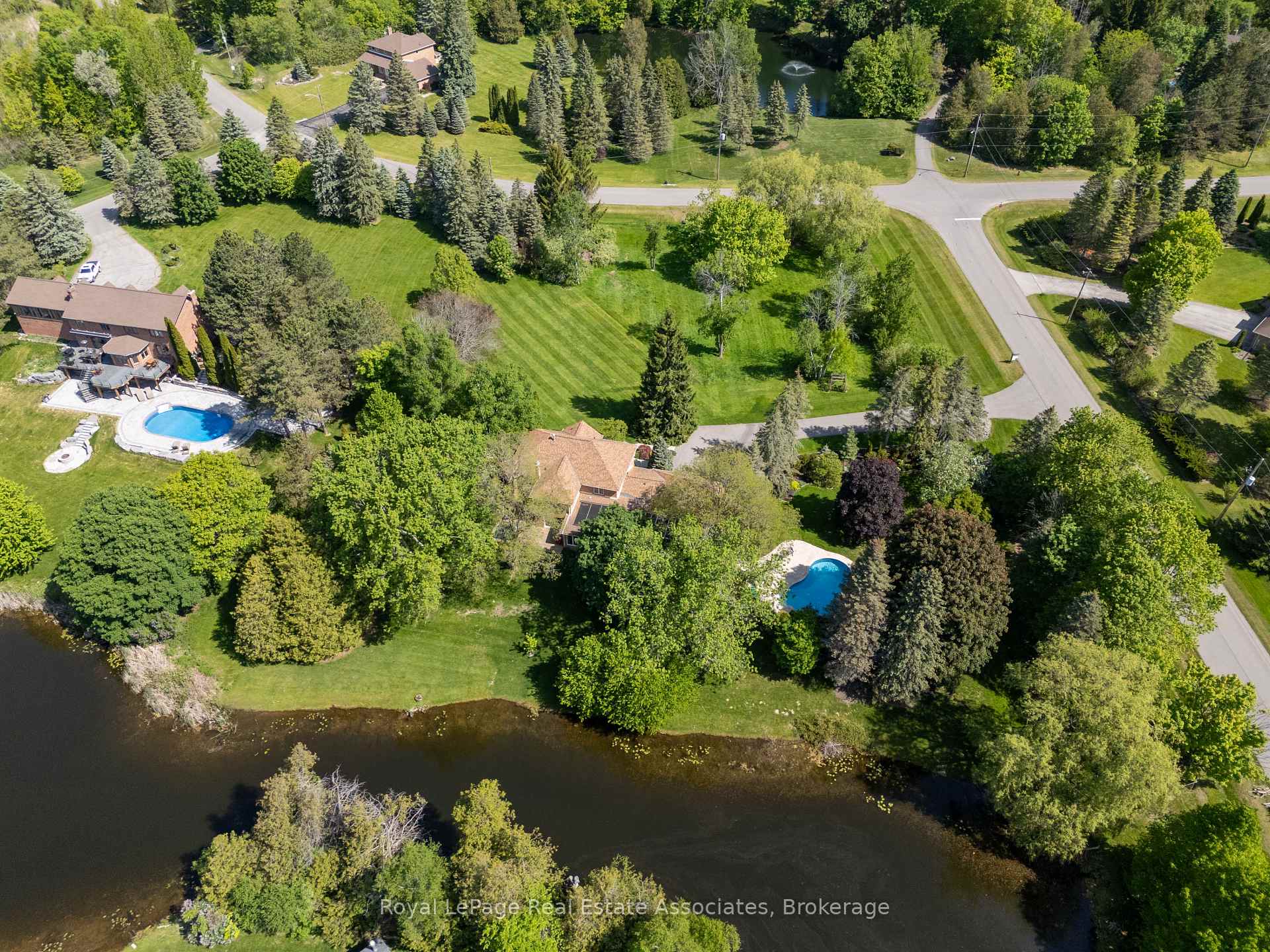 Photo 4 of 4 Wolf Crescent, Caledon, Palgrave — HOMEH