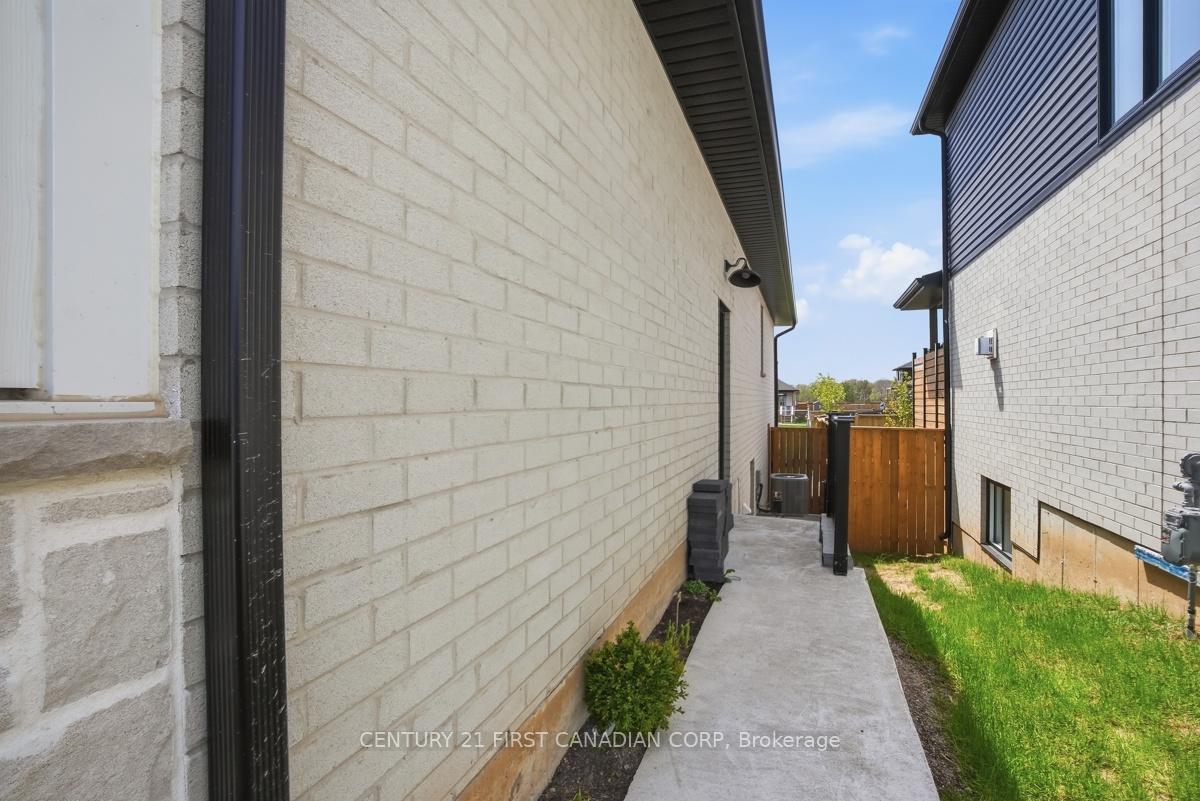 Photo 6 of 31 Briscoe Crescent, Strathroy-Caradoc, SE — HOMEH