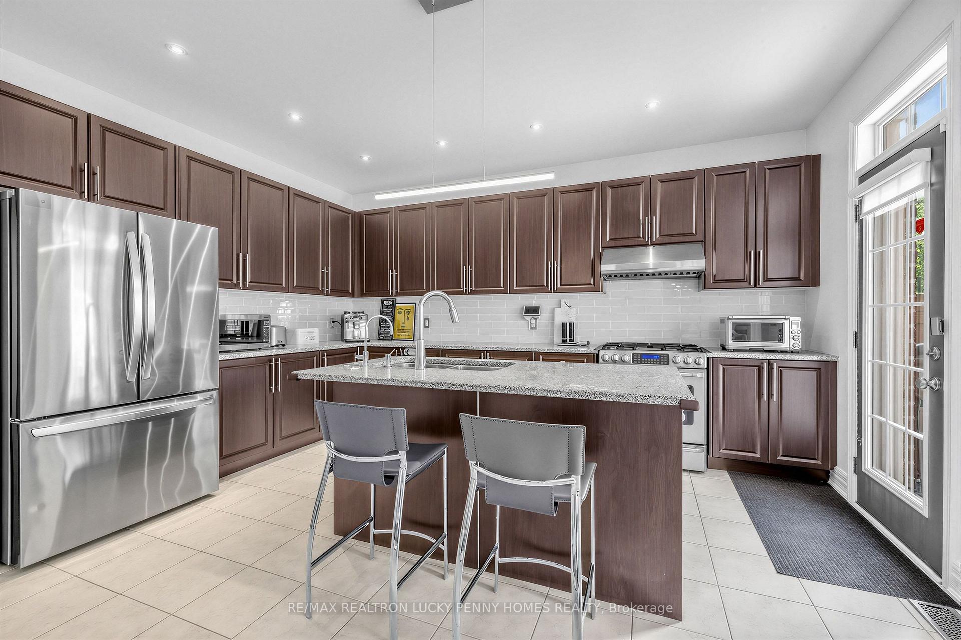 Photo 14 of 22 Duke of Cornwall Drive, Markham, Victoria Square — HOMEH