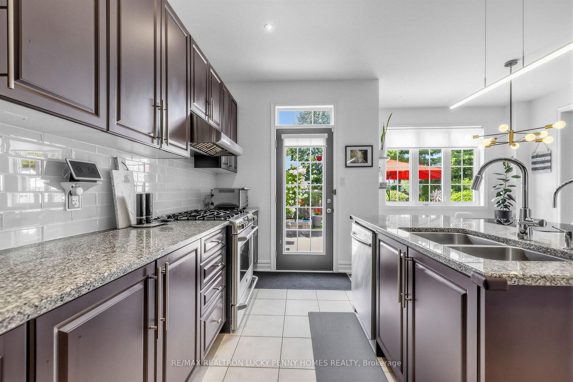 Photo 15 of 22 Duke of Cornwall Drive, Markham, Victoria Square — HOMEH