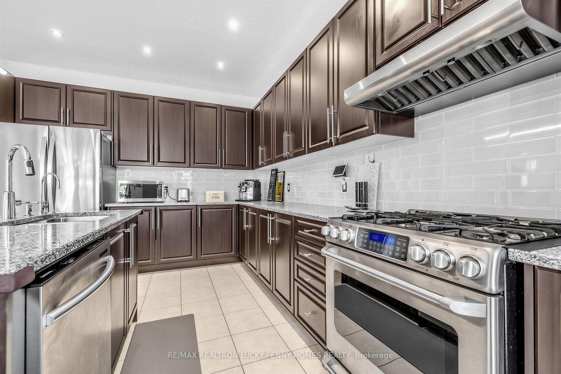 Photo 16 of 22 Duke of Cornwall Drive, Markham, Victoria Square — HOMEH