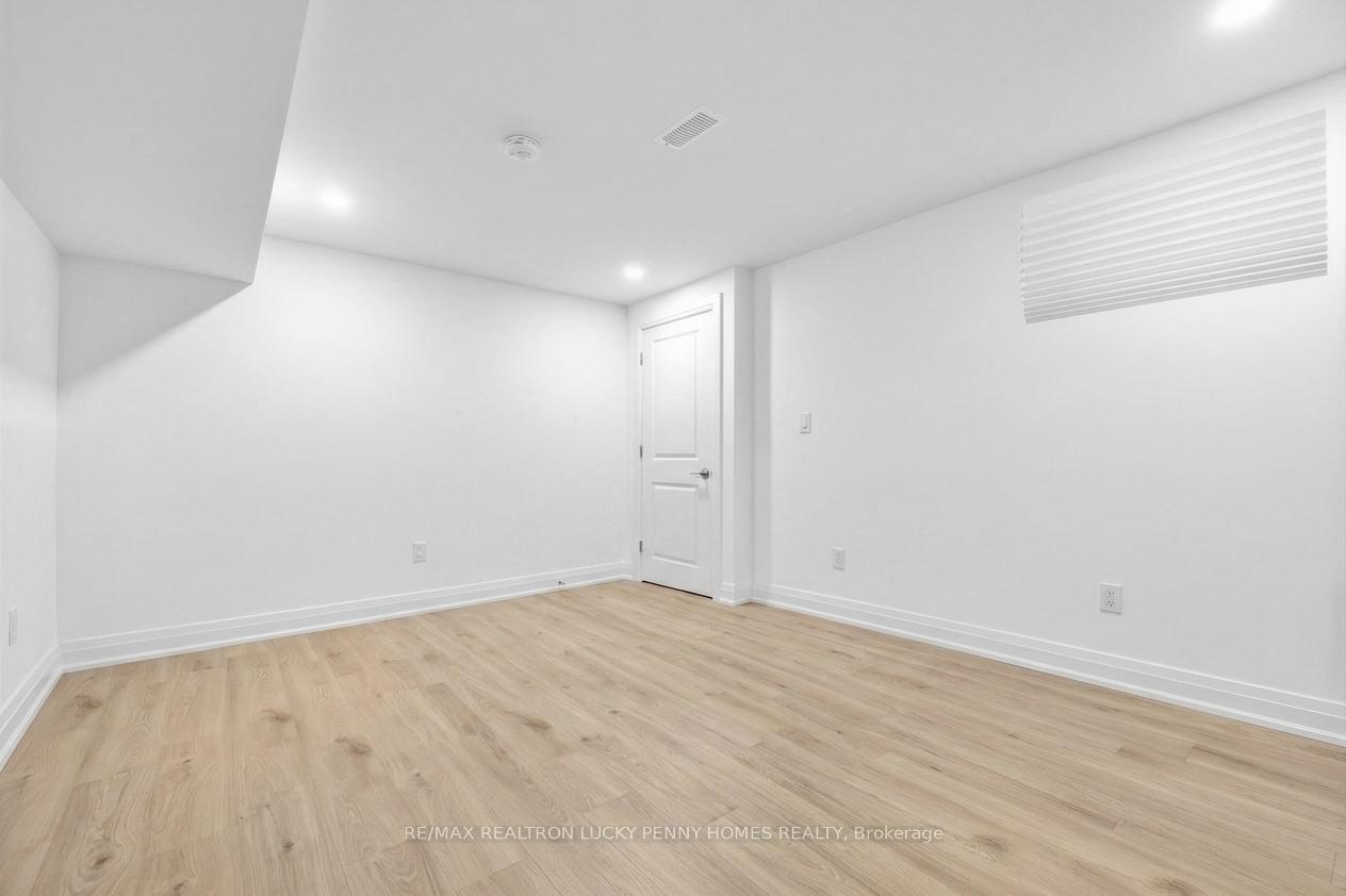 Photo 38 of 22 Duke of Cornwall Drive, Markham, Victoria Square — HOMEH