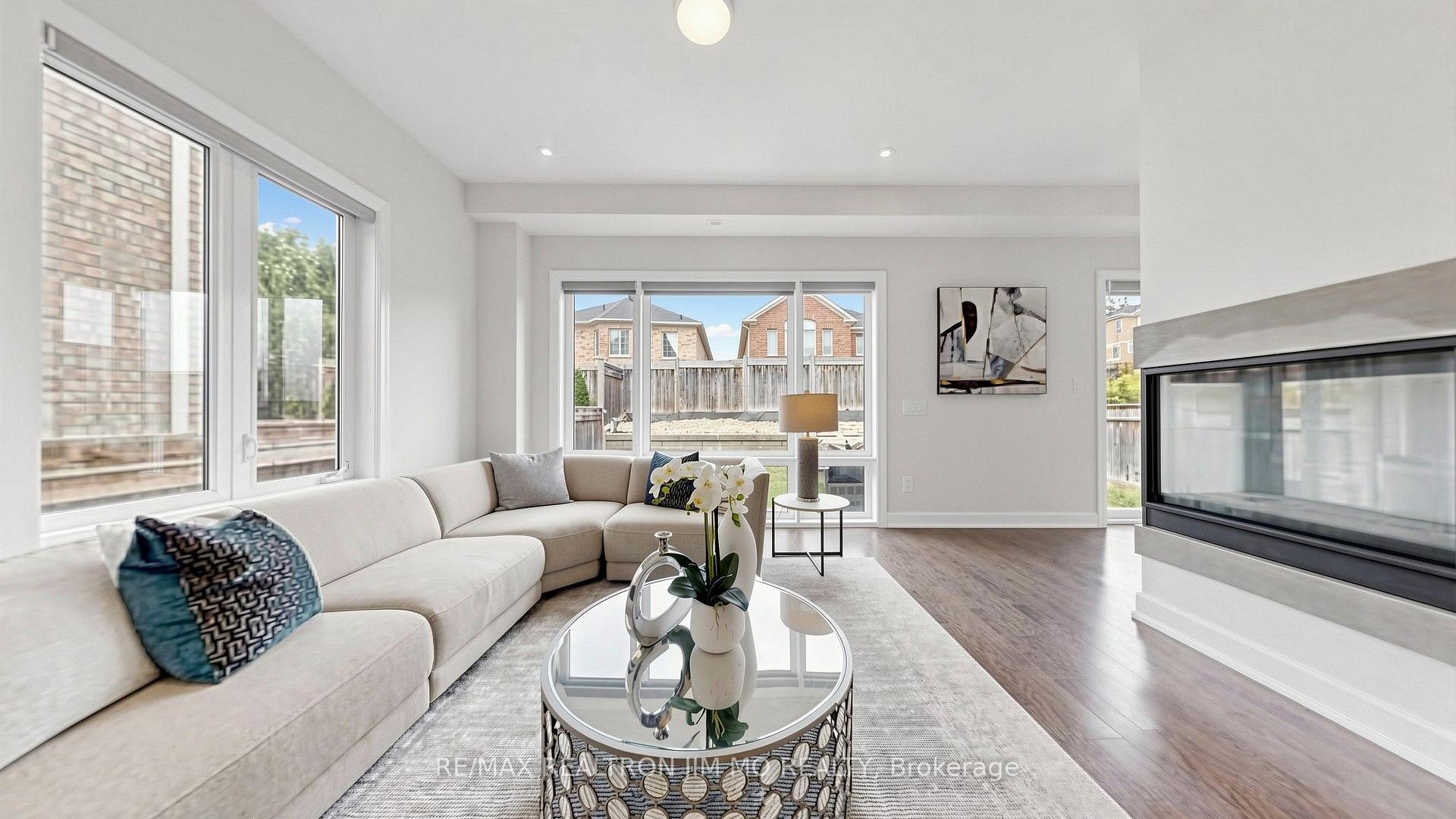 Photo 8 of 16 Farrell Road, Vaughan, Patterson — HOMEH